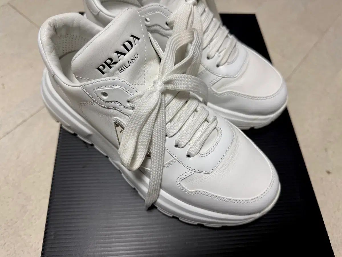 36 PRADA プラダ 三角ロゴ スニーカー スパッツィオラート - メルカリ