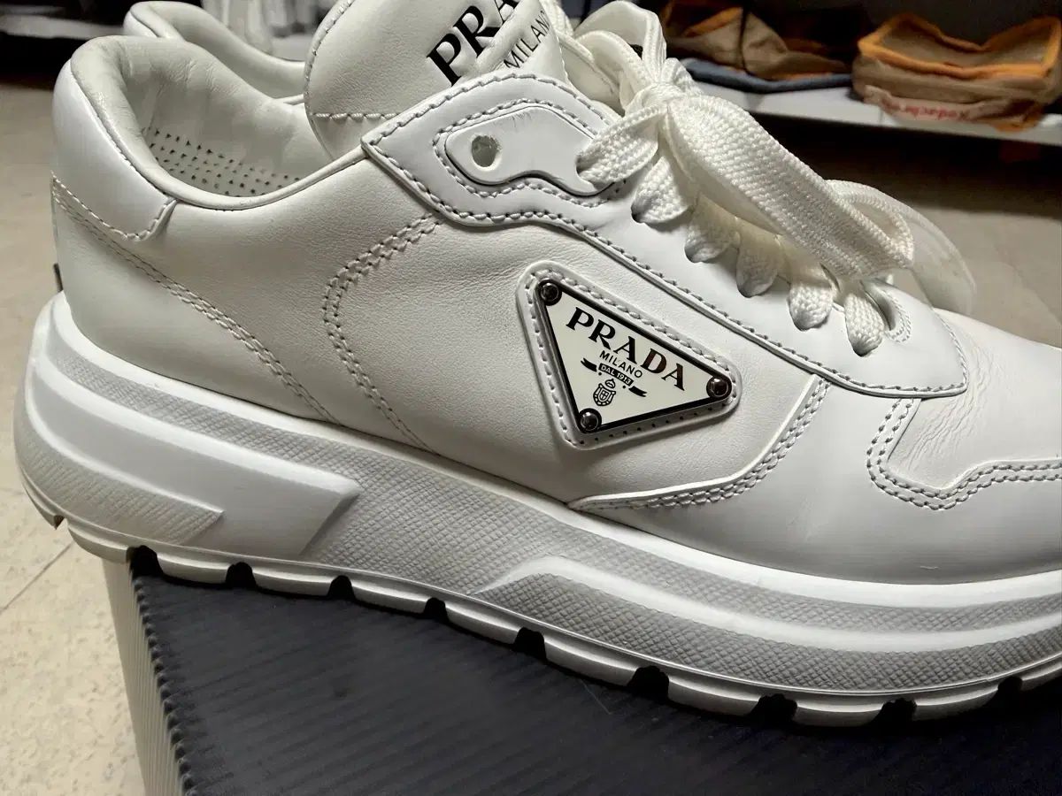 36 PRADA プラダ 三角ロゴ スニーカー スパッツィオラート - メルカリ