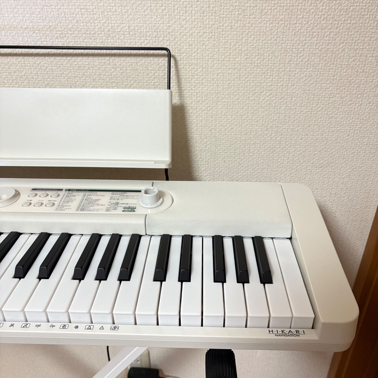 送料込み【美品】CASIO 光ナビゲーションキーボード　スタンド付　2点セット CASIO カシオ 光ナビゲーション キーボード スタンド付 LK-530 2024年