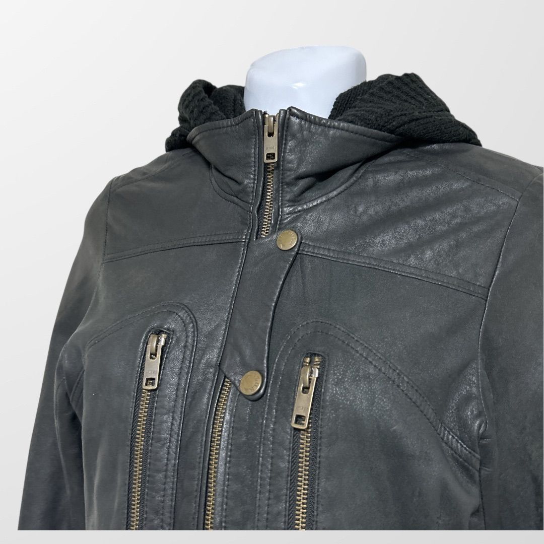 新品同様！avirex レザーライダース ジャケットフード収納可 S レディース 新品同様！avirex レザーライダース ジャケットフード収納可 S