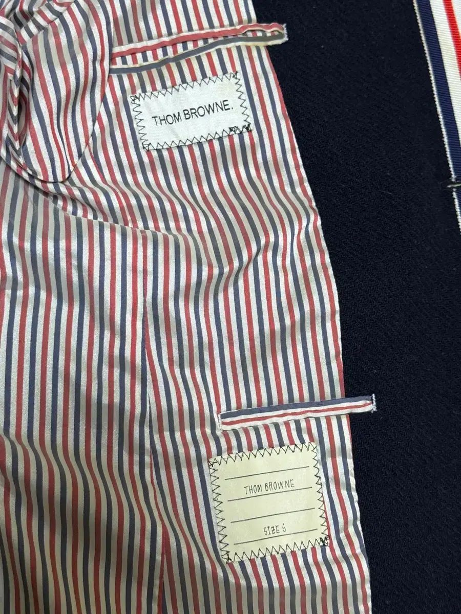 トムブラウン×ニーマンマーカスコラボパイピングジャケット トムブラウン(Thom Browne) × ニーマン・マーカスのコラボジャケット