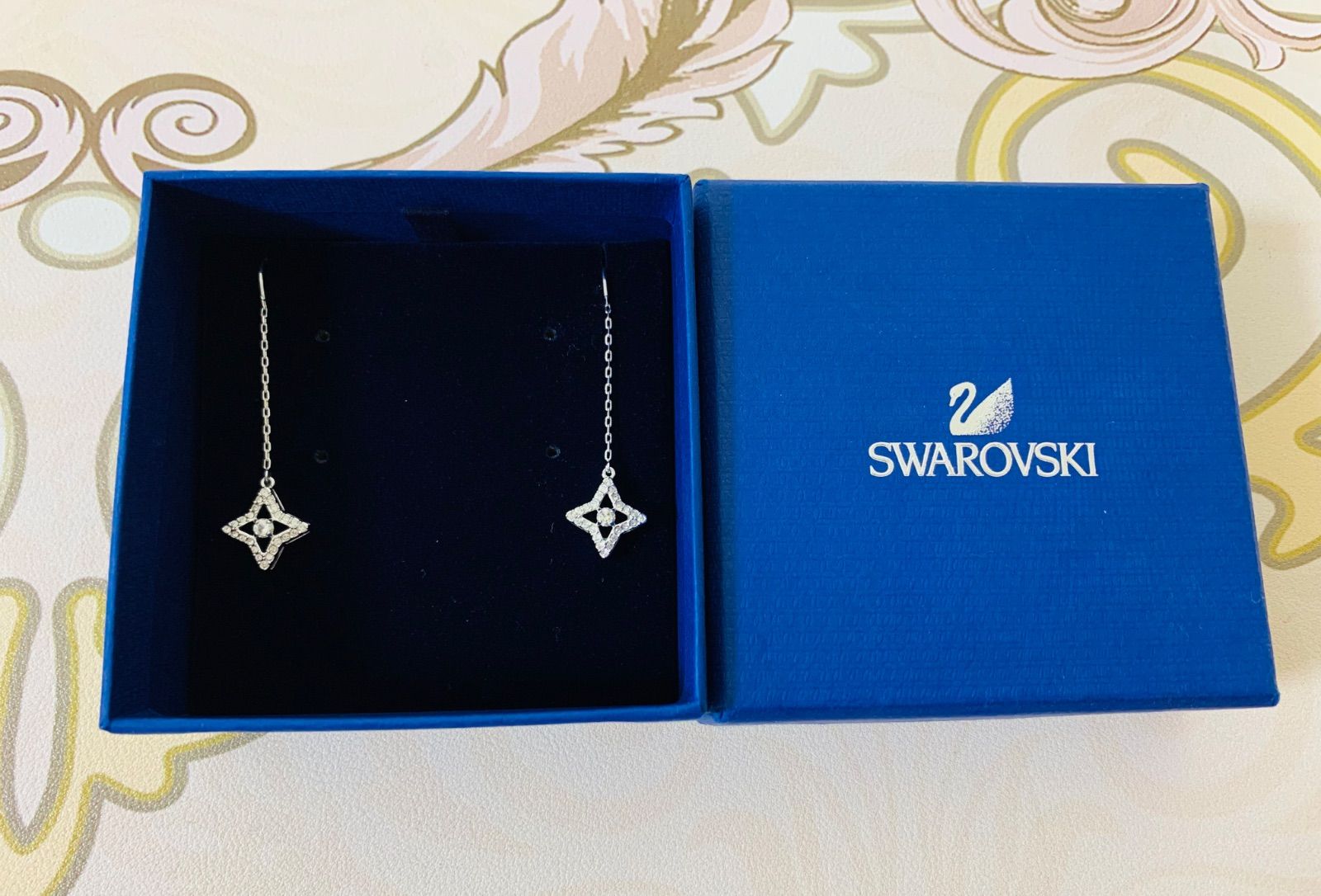 スワロフスキー Swarovski スパークリングダンス 星 ピアス - メルカリ