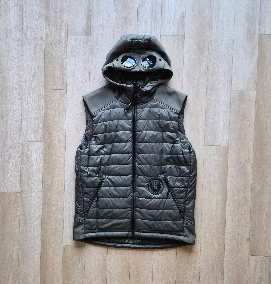 C.P. COMPANY シーピーカンパニー 軽量ダウン ベスト - メルカリ