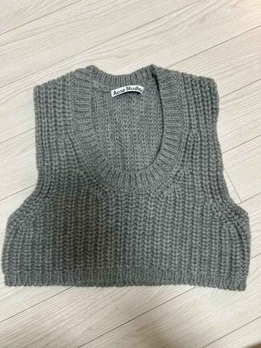 アクネストゥディオズ クロップド ニット ベスト - メルカリ