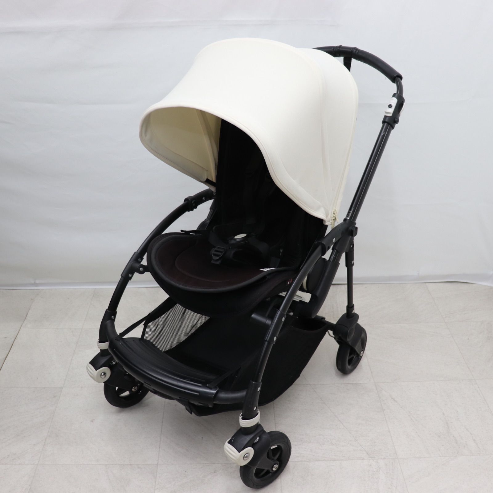 バガブー　bugaboo bee6 ベビーカー ホワイト/ブラック Amazon.co.jp: bugaboo バガブー ビー6 ベビーカー (シルバー) (シート