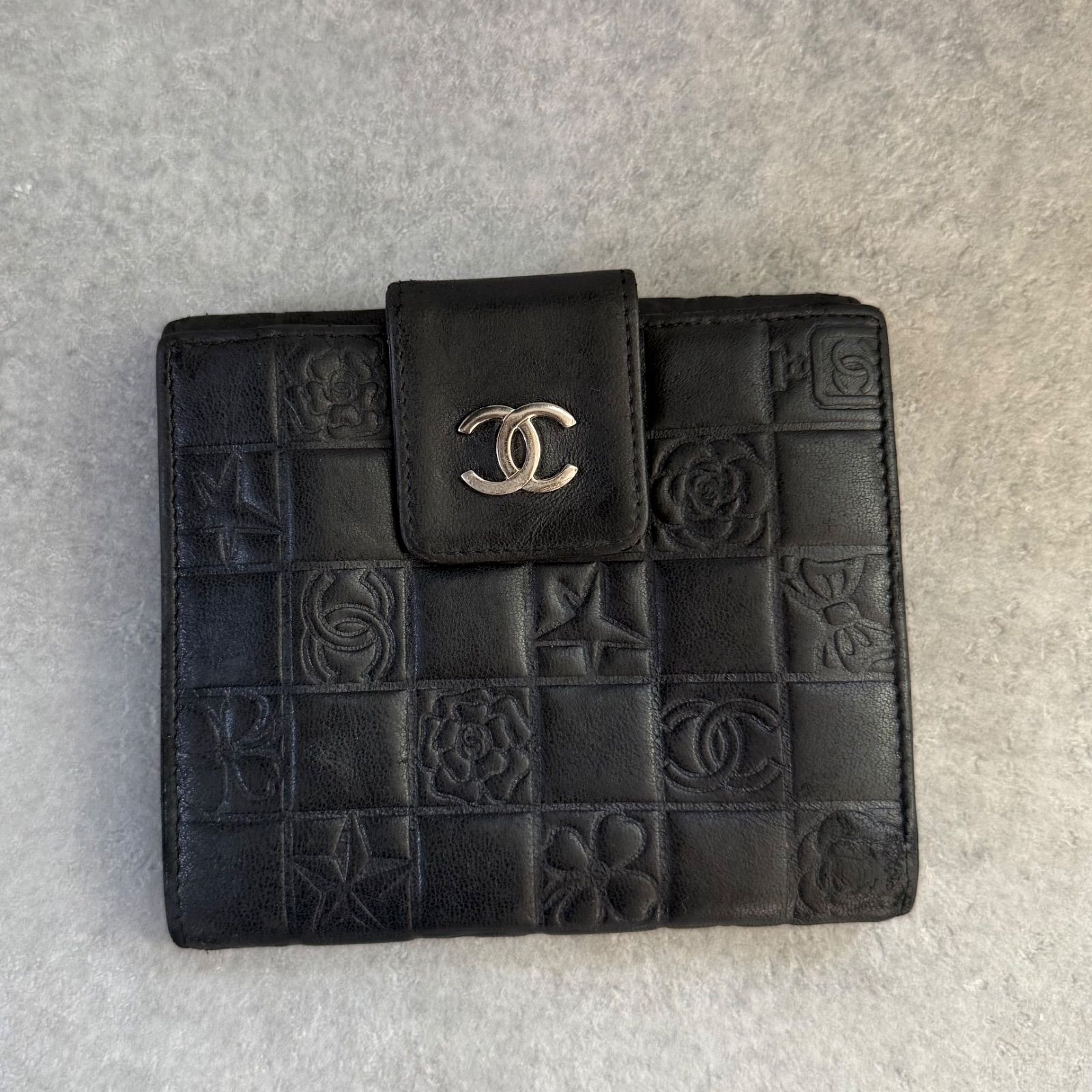 シャネル CHANEL 二つ折りミニ 財布 アイコンライン ココマーク シルバー シルバーロゴ♪シンプルなデザイン》CHANEL 二つ折り財布 (CHANEL