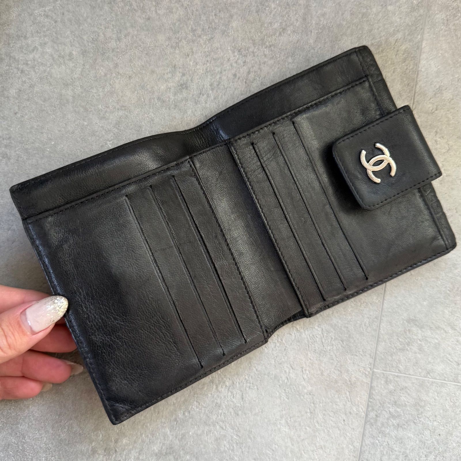 シャネル CHANEL 二つ折りミニ 財布 アイコンライン ココマーク シルバー シルバーロゴ♪シンプルなデザイン》CHANEL 二つ折り財布 (CHANEL