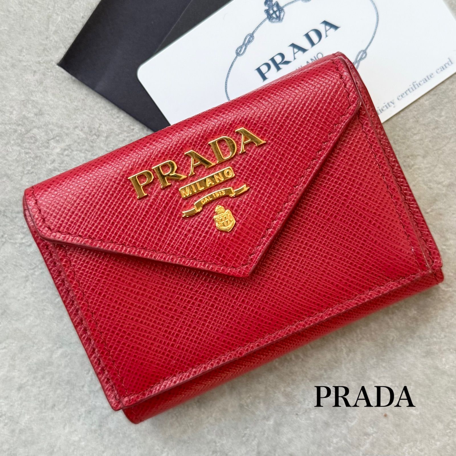【極美品】プラダ 三つ折り財布 サフィアーノ メタルロゴ 小銭入れ付／赤A 極美品 PRADA プラダ サフィアーノレザー ロゴ 三つ折り財布 赤