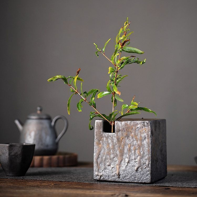 装飾的な金属製四角花瓶｜