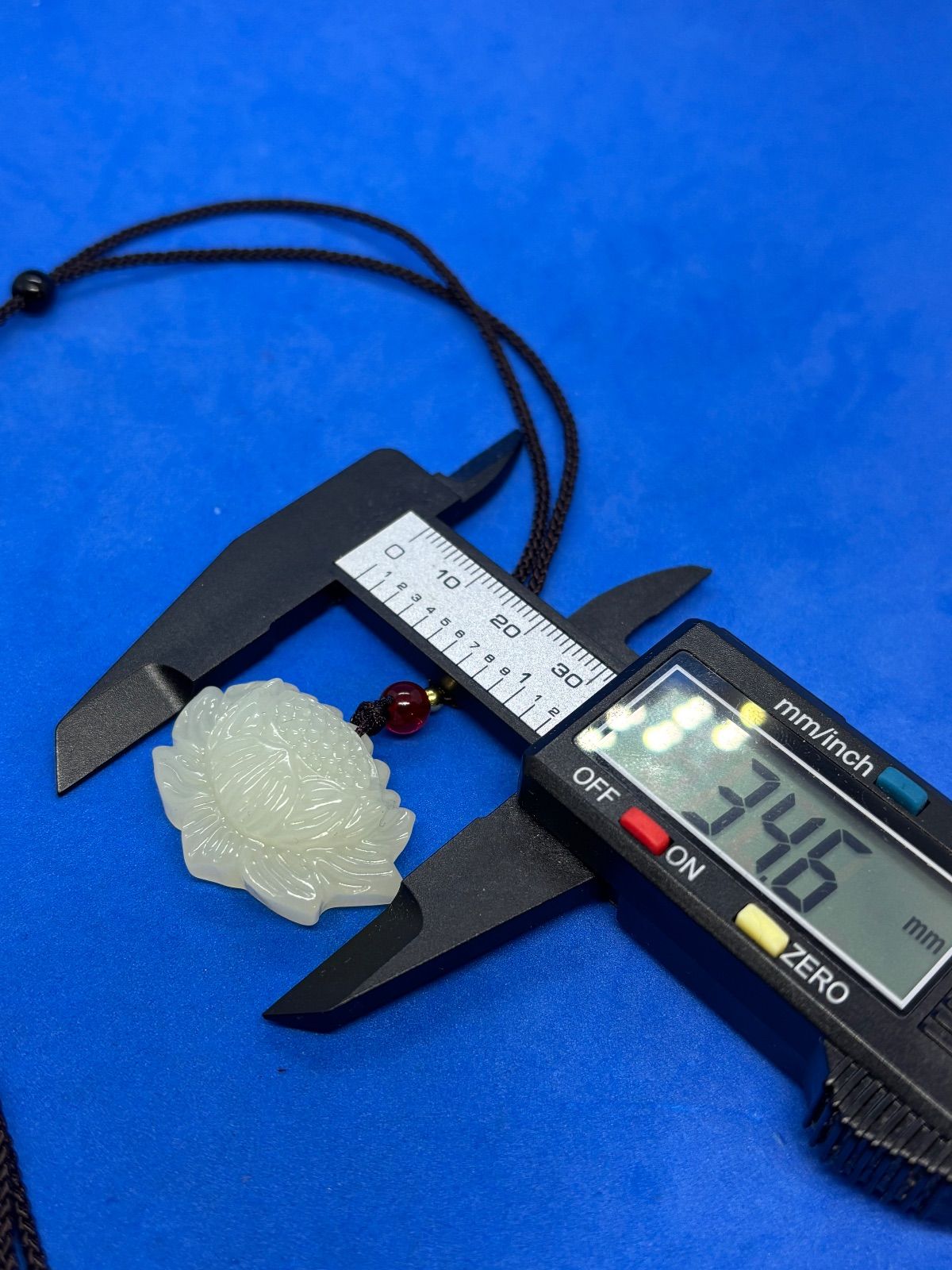 清代 和田玉 彫刻　蓮花童子 恵比寿　ペンダント 和田玉 蓮花精雕ペンダント 23×34×13mm 12.8g 5780 - メルカリ