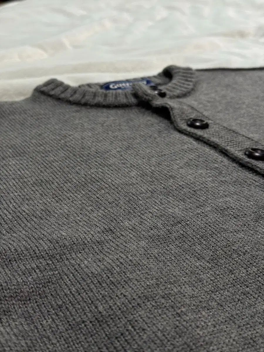 GUERNSEY ガンジーウーレンズ(Guernsey Woollens) カーディガン グレー 
