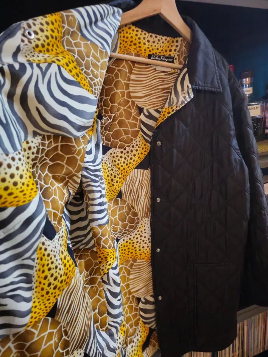 美品 Ferragamoフェラガモ キルティングジャケット ブラック FERRAGAMO（フェラガモ） サルヴァトーレフェラガモ Salvatore