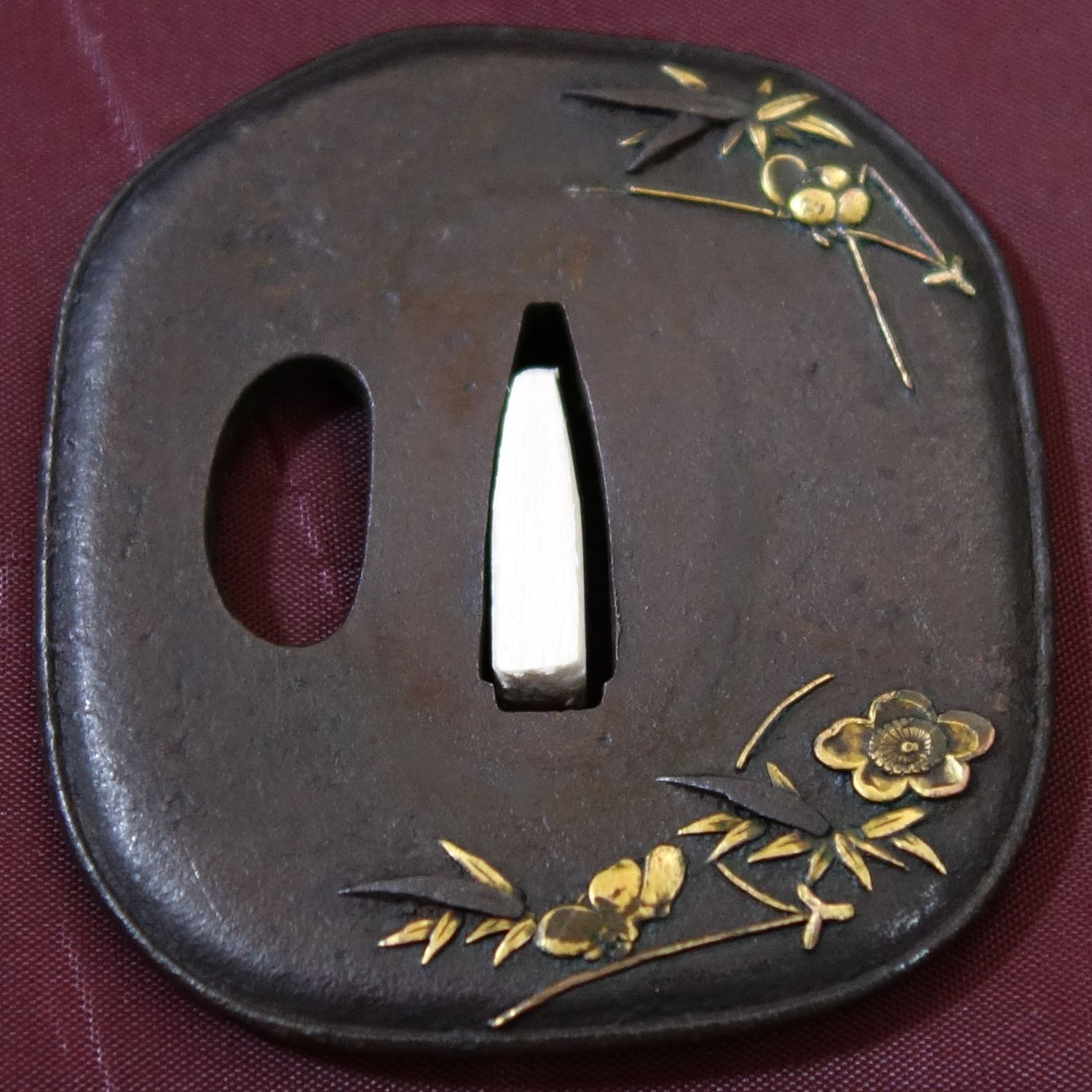 鍔 【 鉄地 松葉梅笹文象嵌鍔 】 日本刀 刀装具 鐔 骨董 古美術