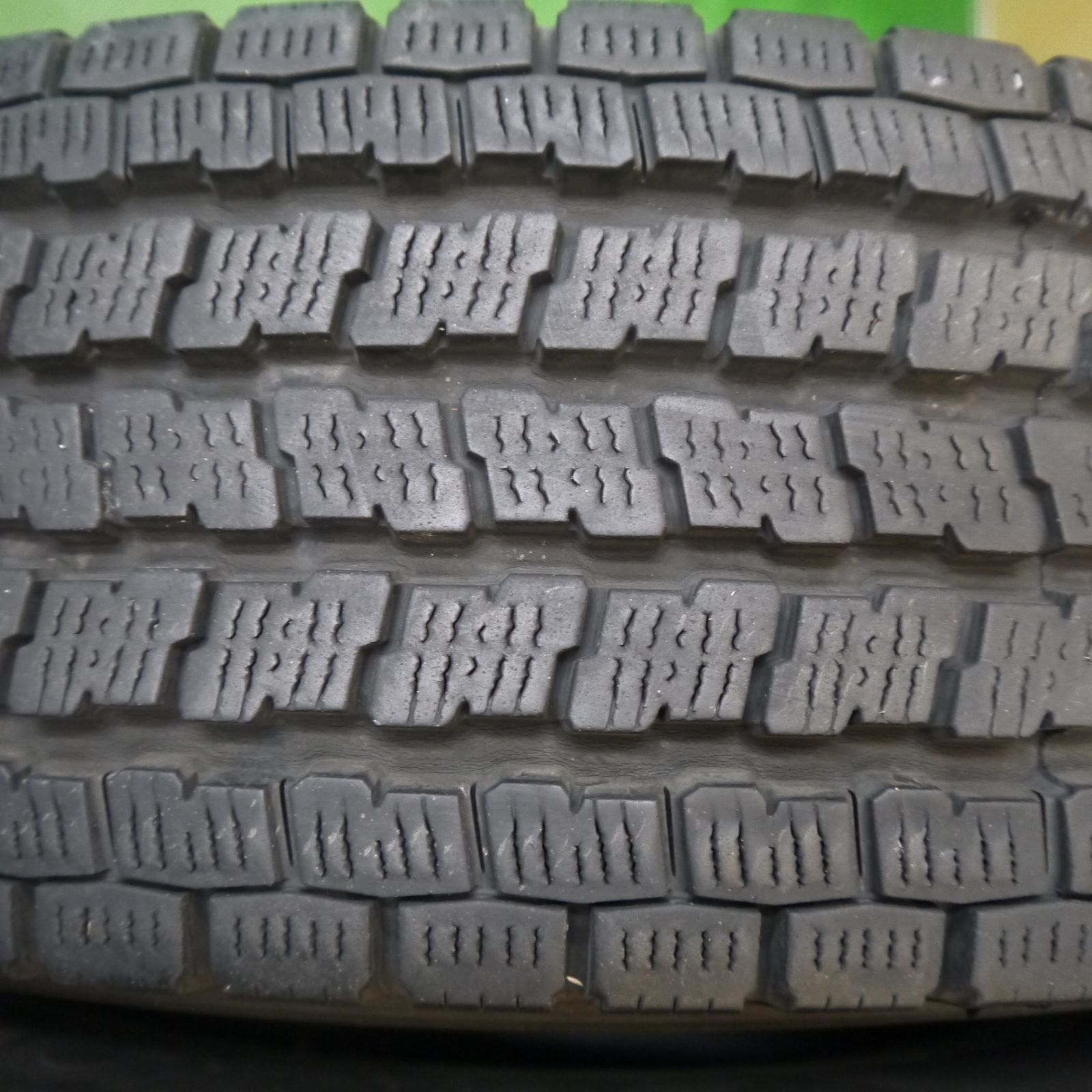 バリ溝！21年！9.5分☆スタッドレス 195/80R15 107/105L ヨコハマ 