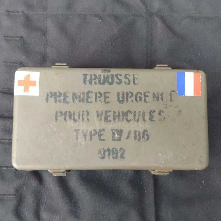 フランス軍実物】 FIRST AID KIT CASE メディカルケース - メルカリ