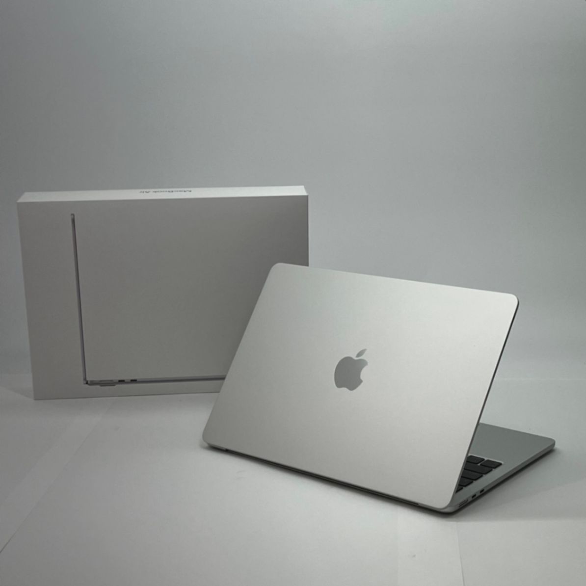 新品同様 美品 MacBook Air 13インチ M4 2025 10コアCPU 8コアGPU