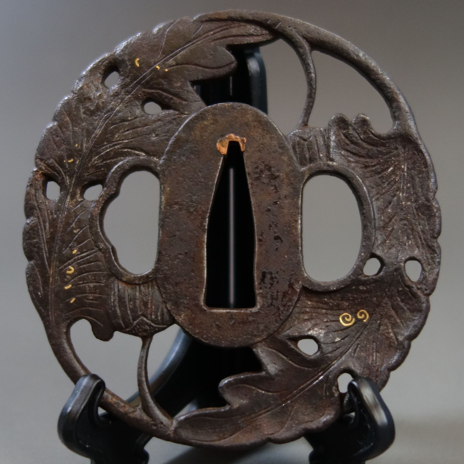 鍔 【 越前住 記内作 鉄地 菊花葉透鍔 】 日本刀 刀装具 鐔 骨董 古