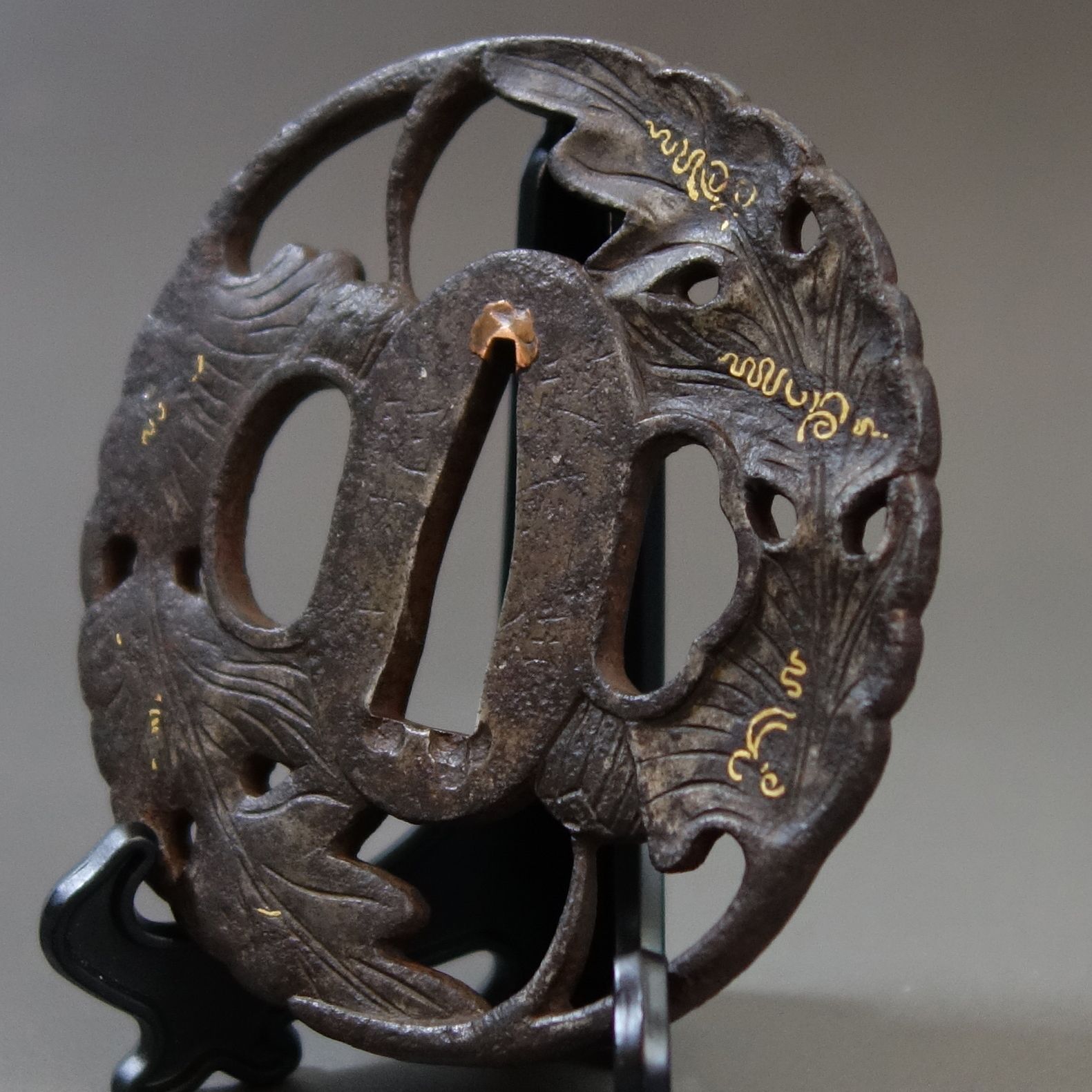 鍔 【 越前住 記内作 鉄地 菊花葉透鍔 】 日本刀 刀装具 鐔 骨董 古