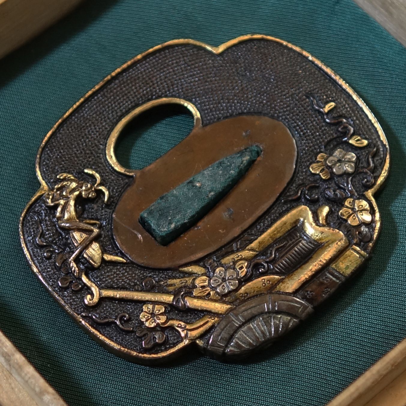 鍔 【 美濃鍔 鋤出彫 赤銅魚々子地 蟷螂と花車図鍔 】 日本刀 刀装具