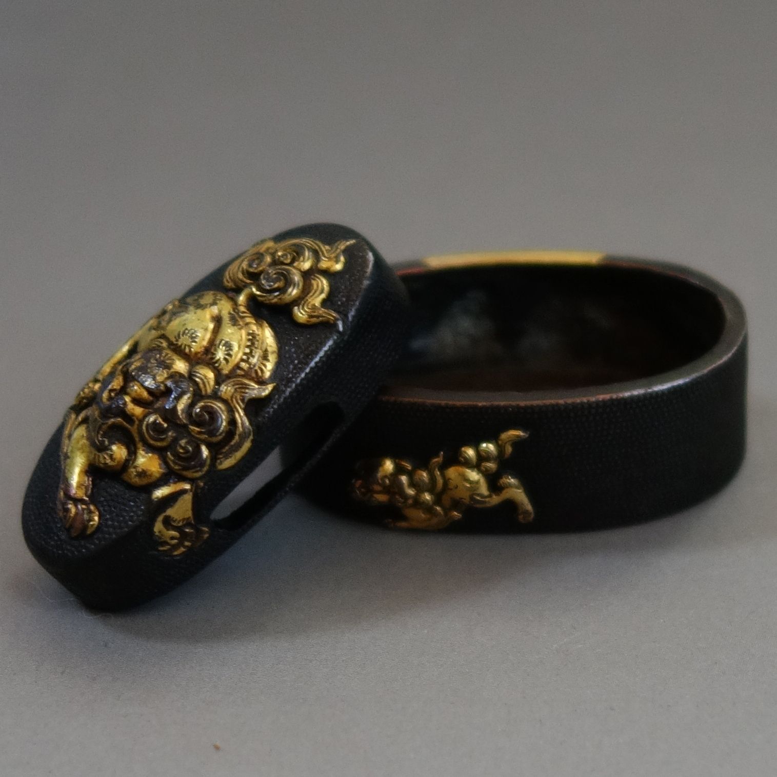 鉄地 梅樹図 縁頭 金色絵 拵 日本刀 刀装具 骨董 古美術 鉄地 梅樹図 縁頭 金色絵 拵 日本刀 刀装具 骨董 古