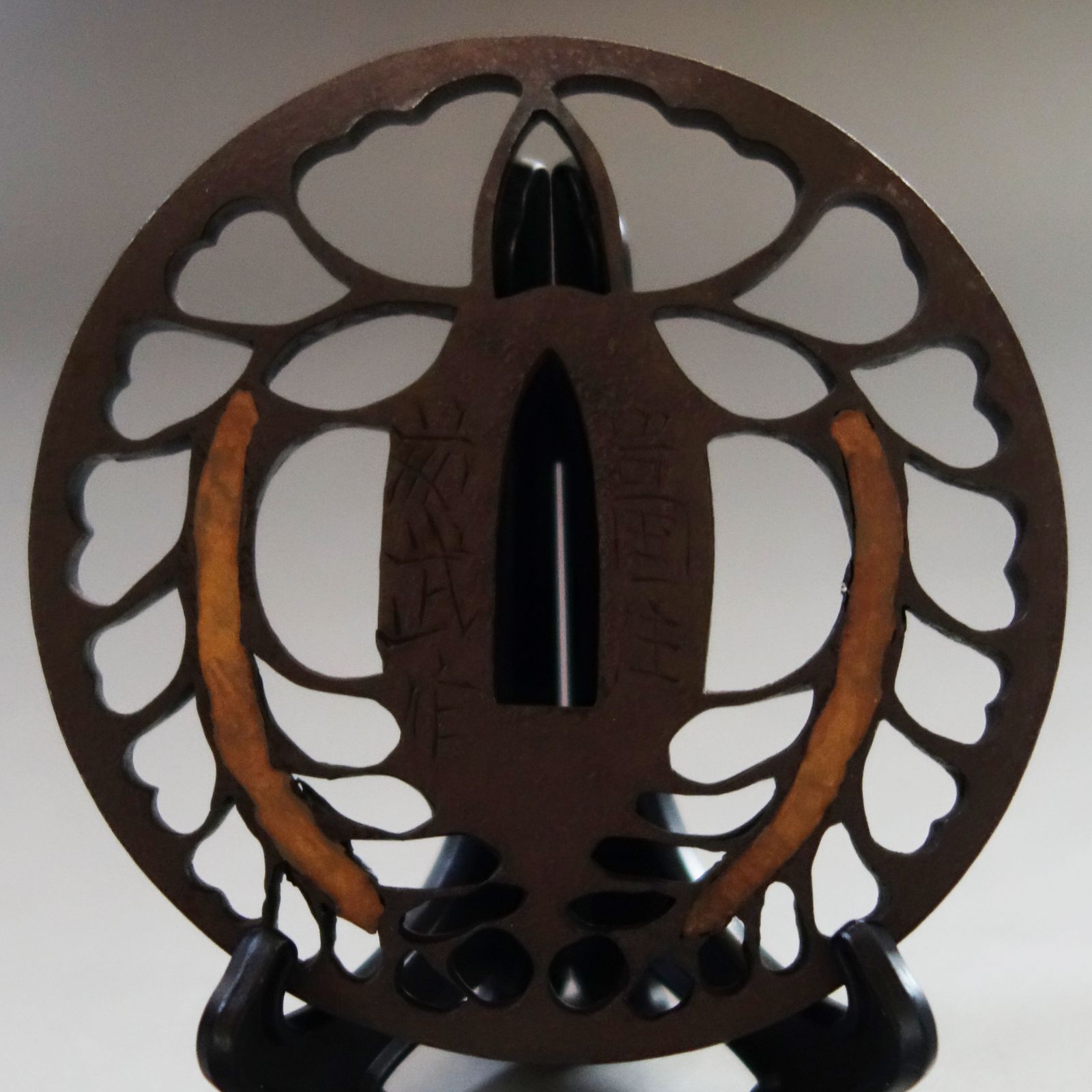 鍔 【 岩国住 藤武作 鉄地 下り藤透鍔 】 日本刀 刀装具 鐔 骨董 古