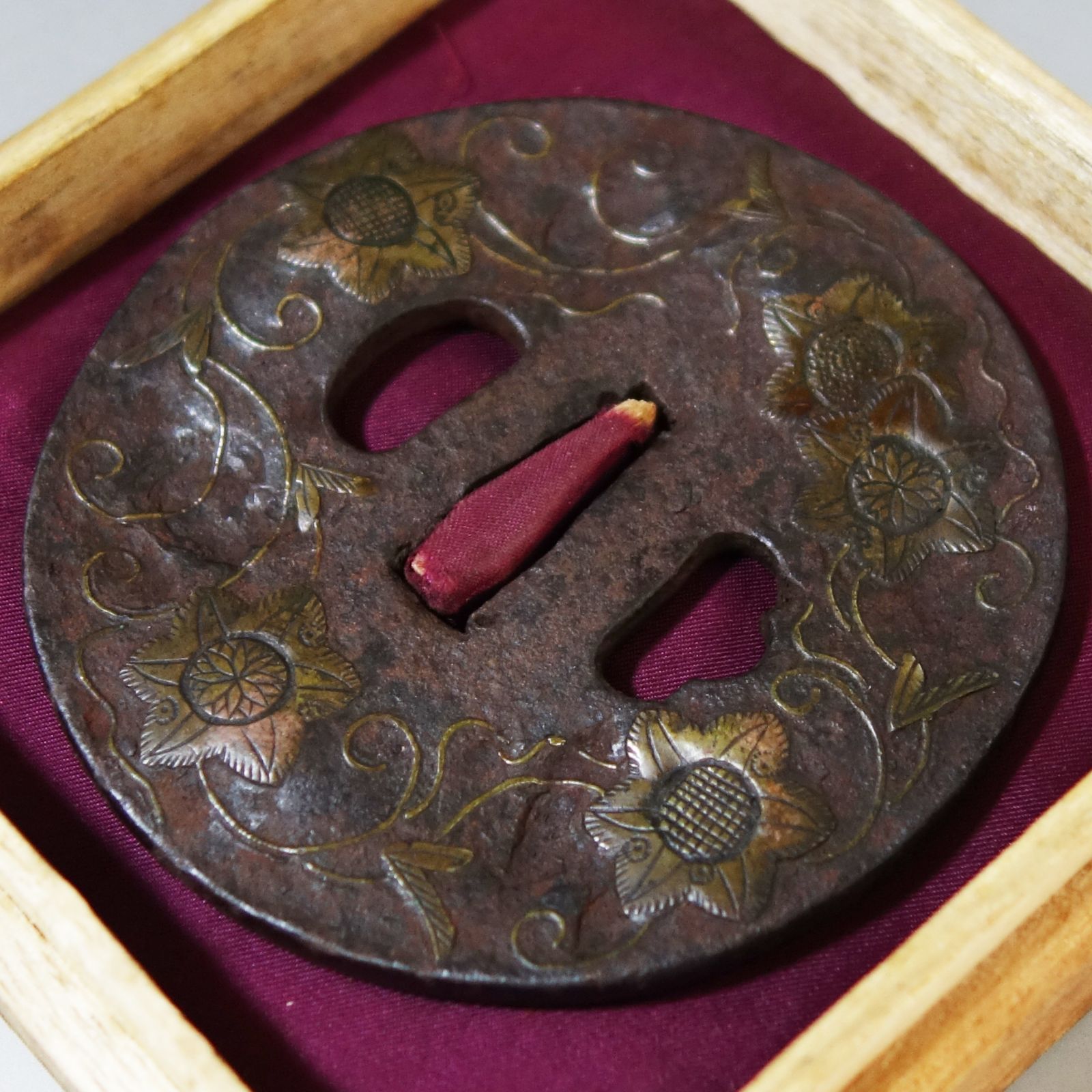 鍔 【 鉄地 銅象嵌 鉄線花唐草図鍔 】(鍔箱付き) 日本刀 刀装具 鐔