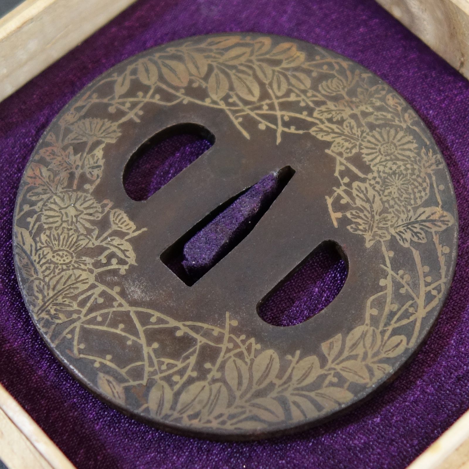 日本刀　鍔　時代物　刀装具　象嵌入り　古美術 鍔 鐔 鉄地 象嵌 刀装具 日本刀 武具 骨董【中国賢人唐子透鍔】(鍔箱