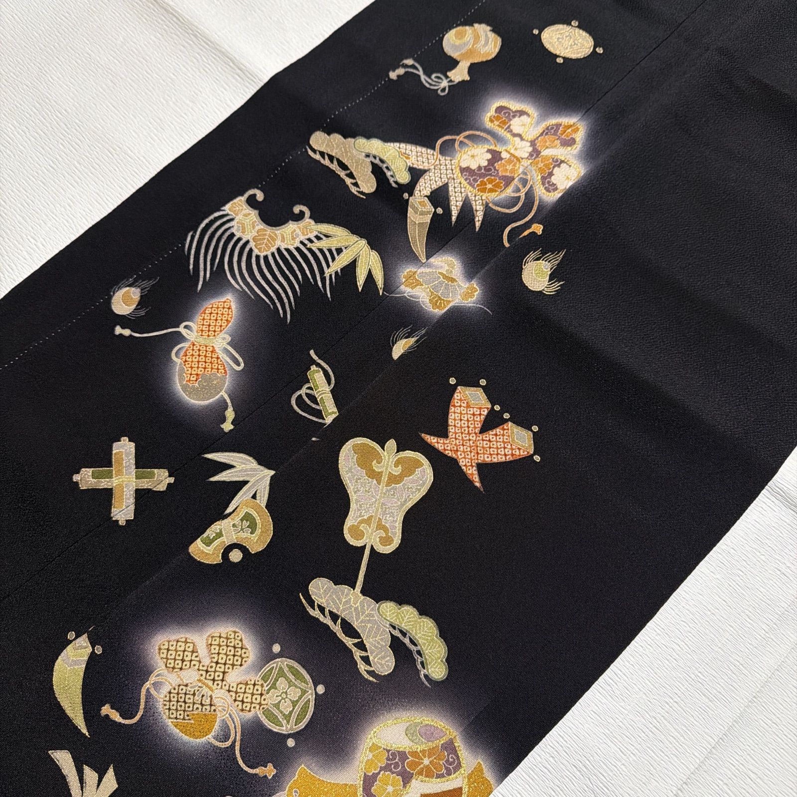 付け下げ 金駒 金彩 五枚朱子 伊と幸 黒地 正絹 反物 付下げ 宝尽くし 金彩 黒地 ちりめん 正絹 - メルカリ