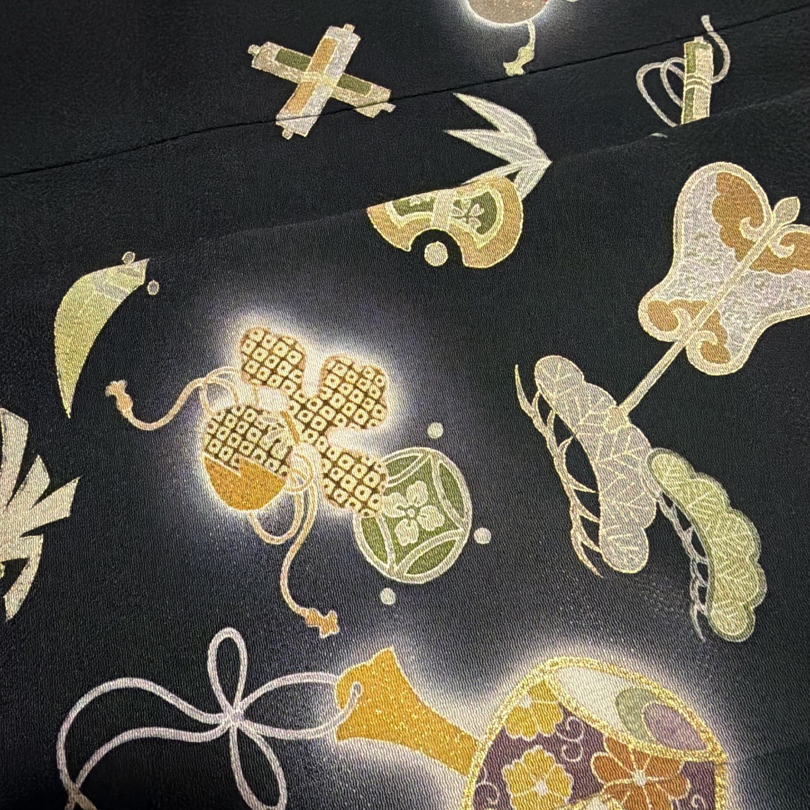 付下げ 宝尽くし 金彩 黒地 ちりめん 正絹 - メルカリ