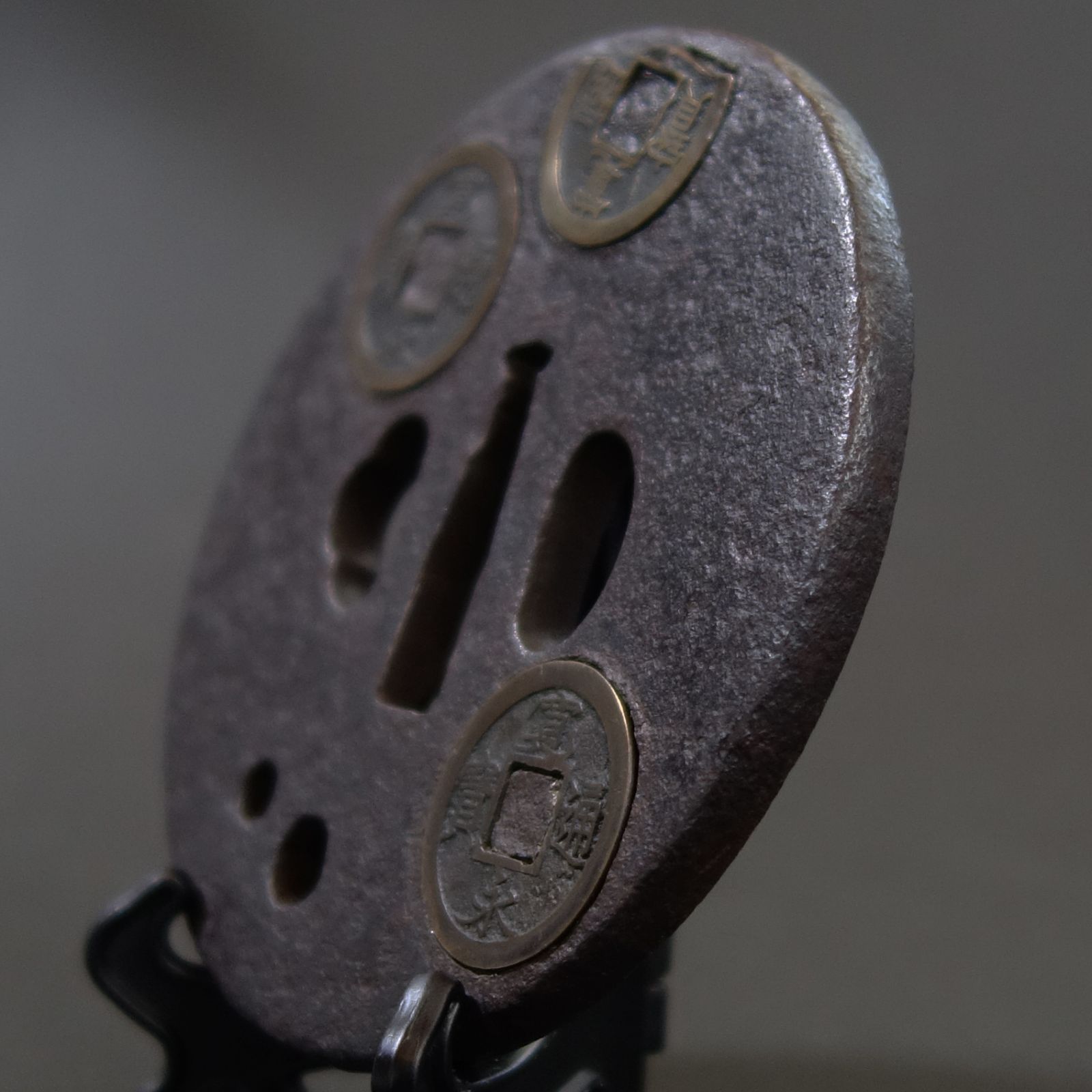 骨董　刀装具　鍔(つば) ② 鍔 【 鉄地 寛永通宝象嵌鍔 】(鍔箱付き) 日本刀 刀装具 鐔 骨董 古