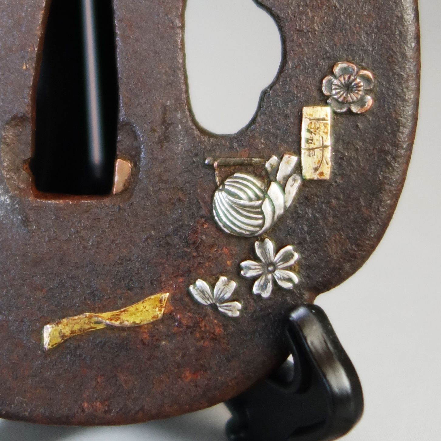 鍔 【 在銘 鉄地 象嵌 合戦道具梅桜花図鍔 】 日本刀 刀装具 鐔 骨董