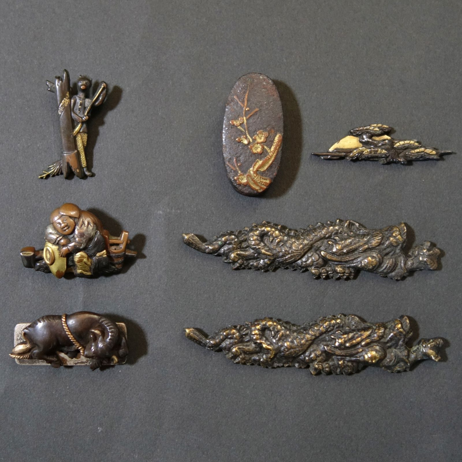 刀装具 【 高肉彫 象嵌 鍍金 刀装具 煙草入前金具 ×7点 】 煙草入 前