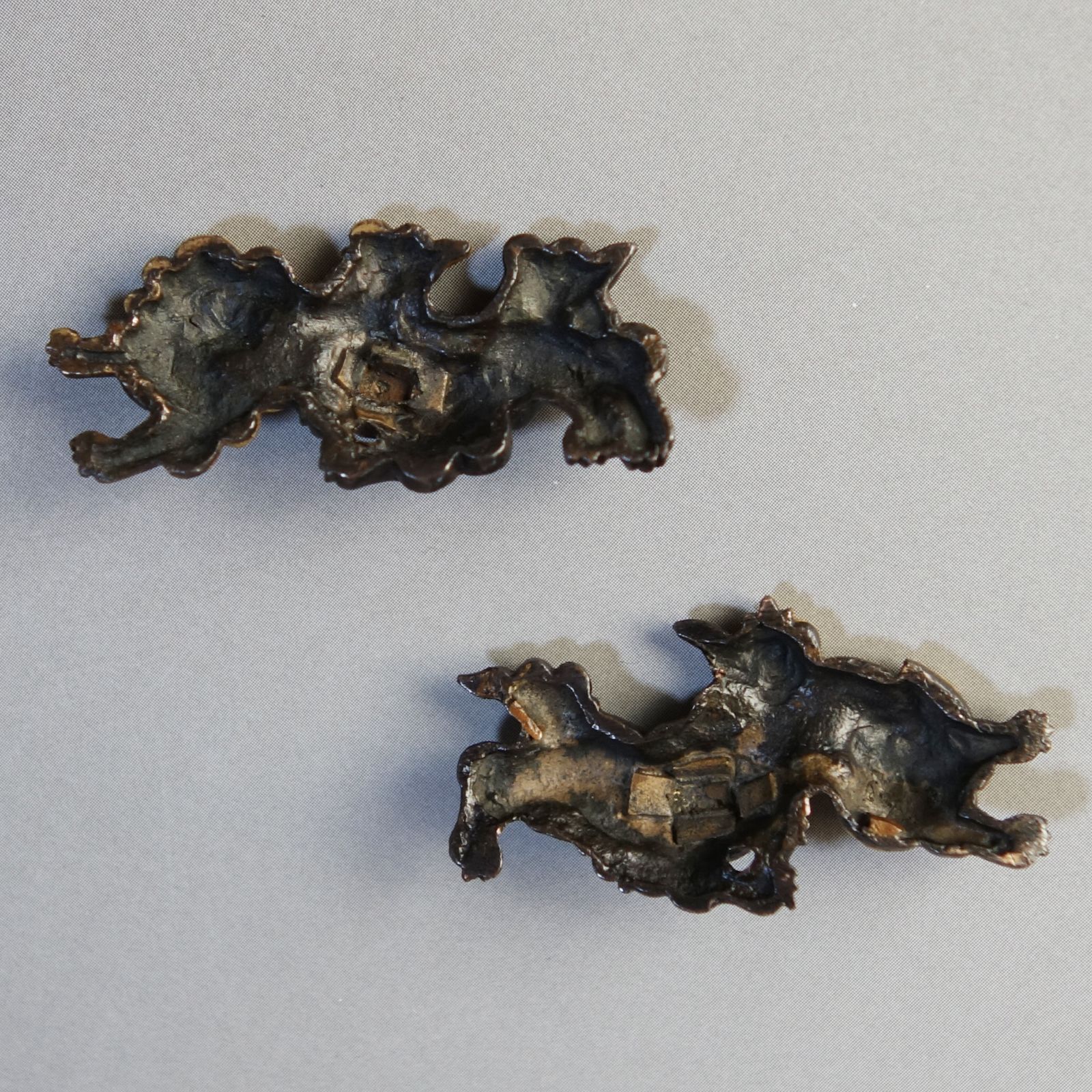 目貫 【 赤銅 鍍金 双獅子図目貫 】(箱付き) 日本刀 刀装具 鐔 鍔 目貫