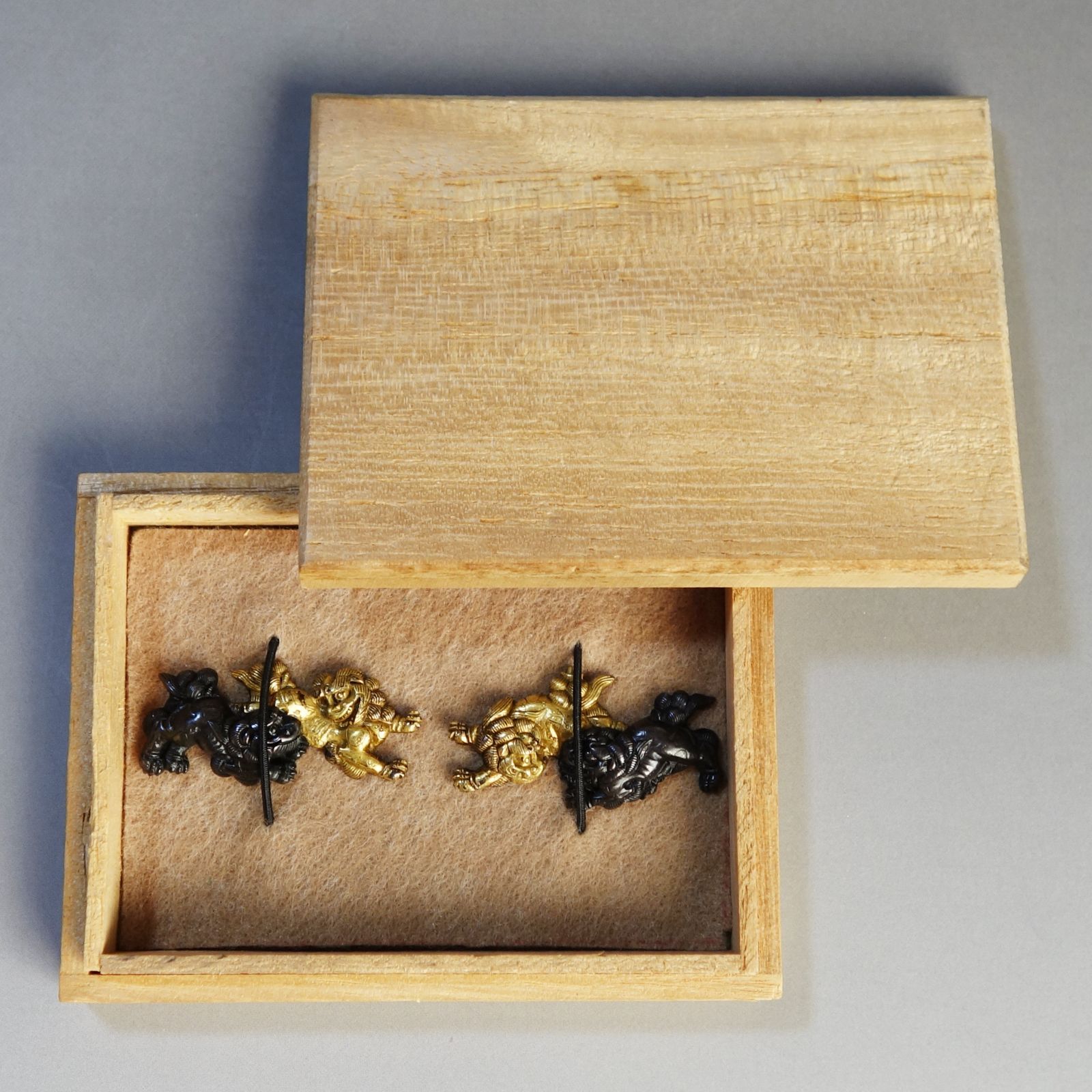 目貫 【 赤銅 鍍金 双獅子図目貫 】(箱付き) 日本刀 刀装具 鐔 鍔 目貫