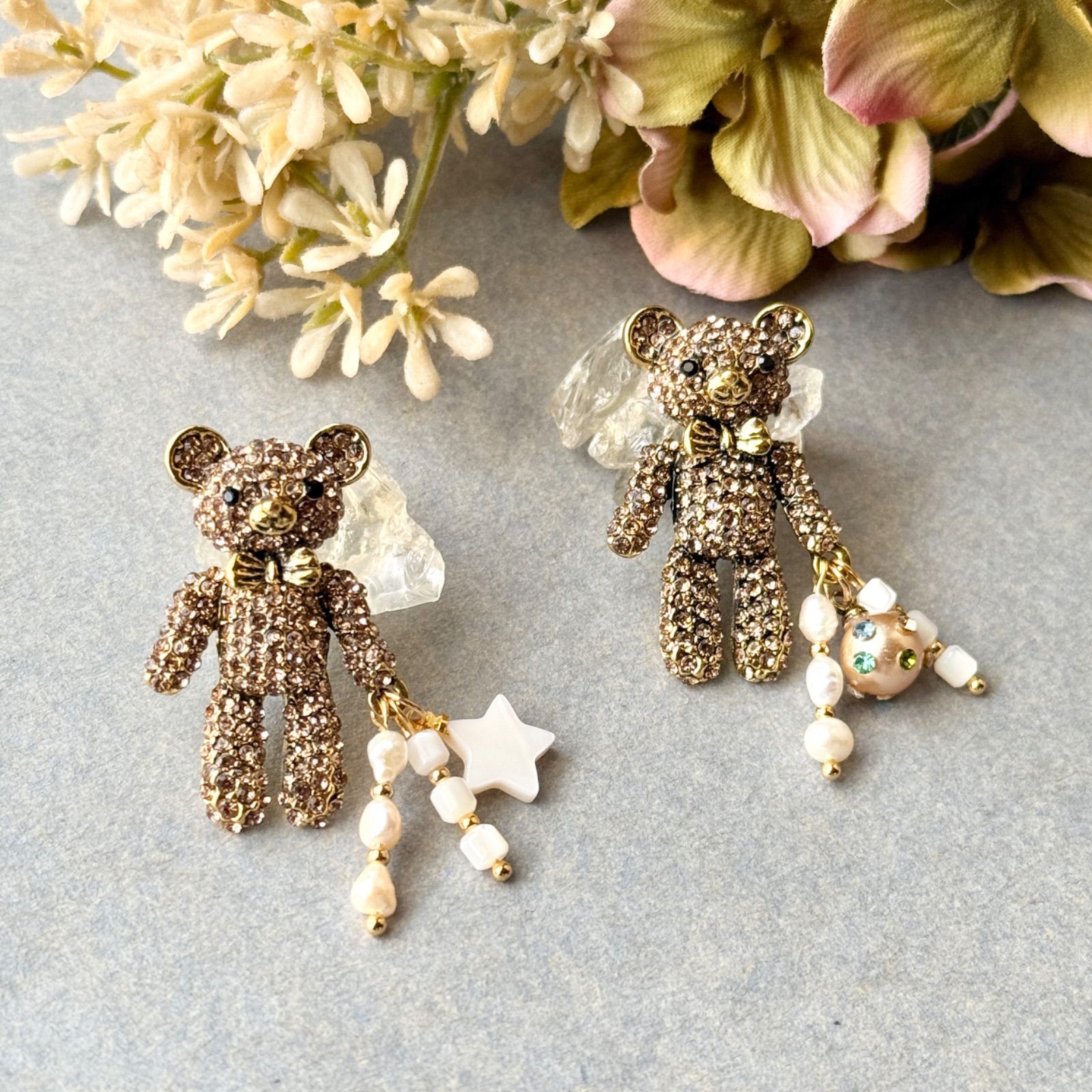 小さな宝物を持つくまのブローチ 淡水パール 天然シェル ゴールド