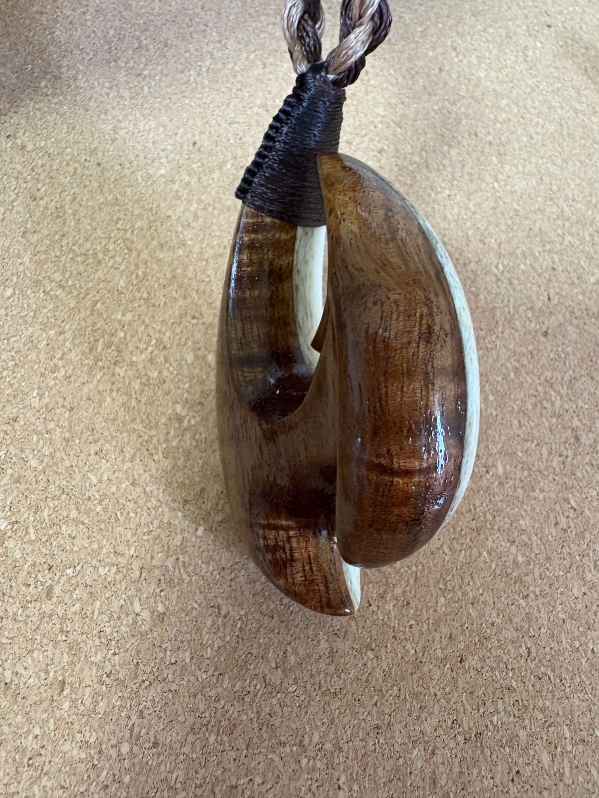 ボーンカービングネックレス(hksw10)ハワイアンコア×マッコウ - メルカリ