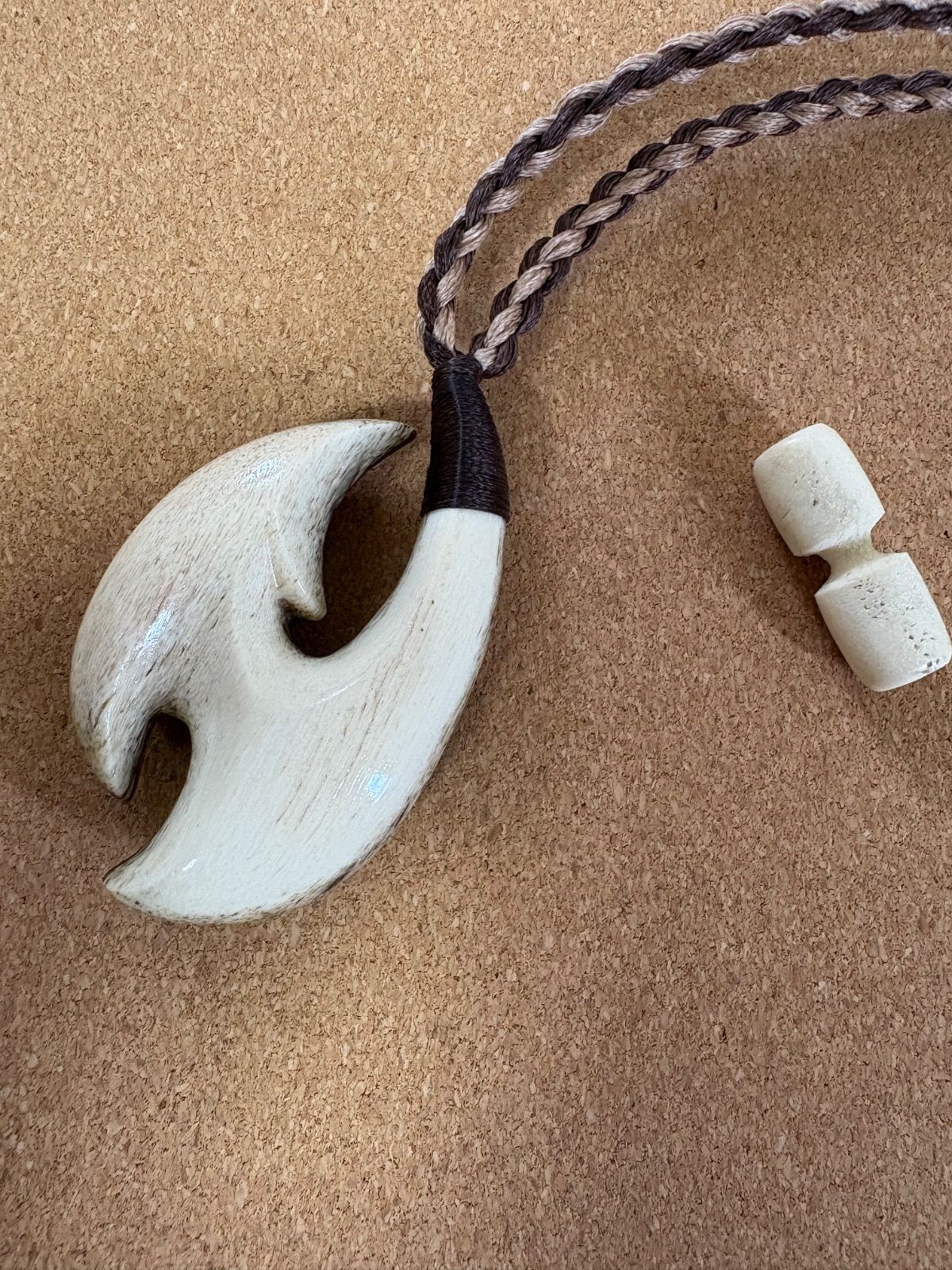 ボーンカービングネックレス(hksw10)ハワイアンコア×マッコウ - メルカリ