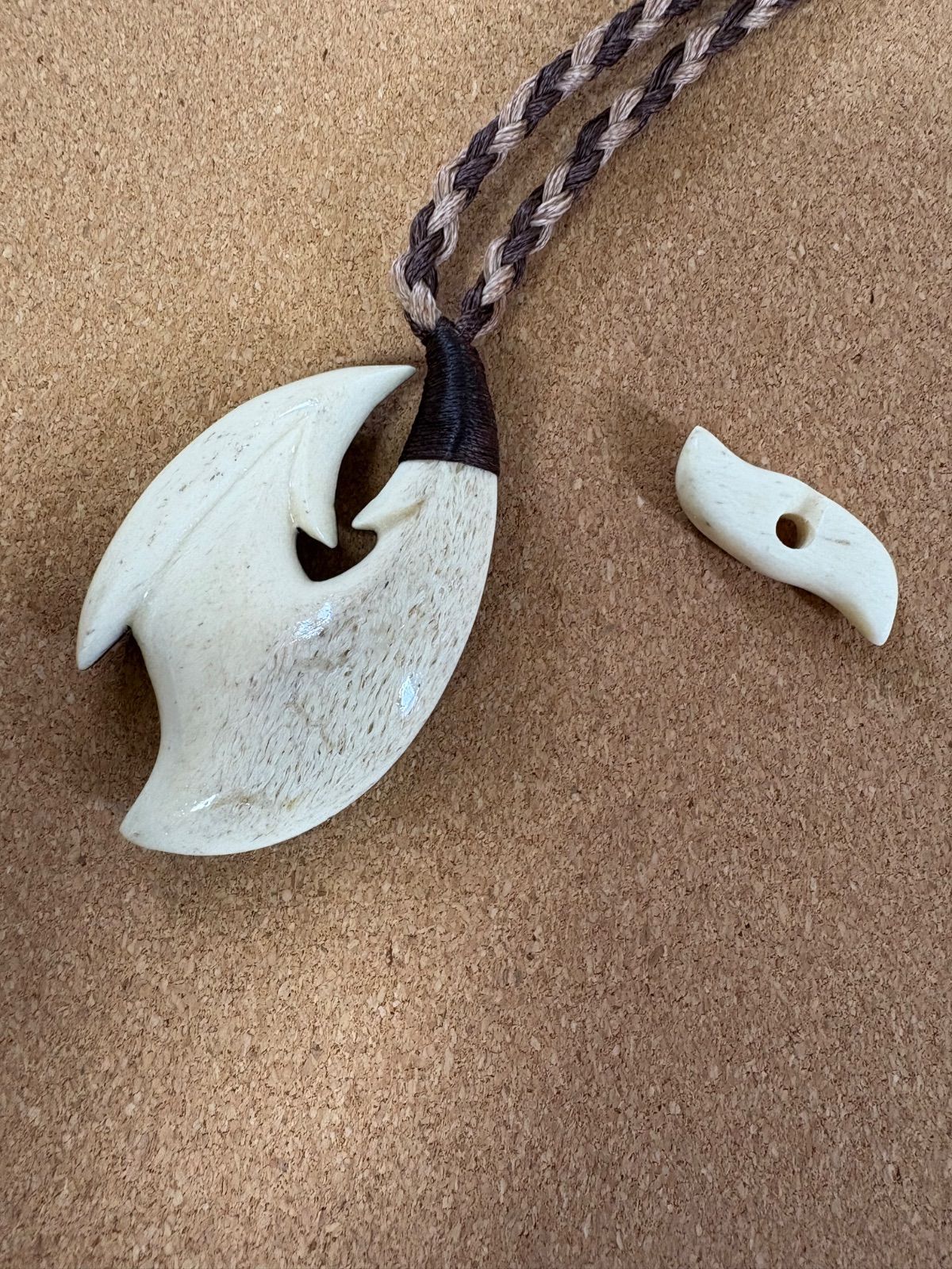 ボーンカービングネックレス(hksw11)ハワイアンコア×マッコウ - メルカリ