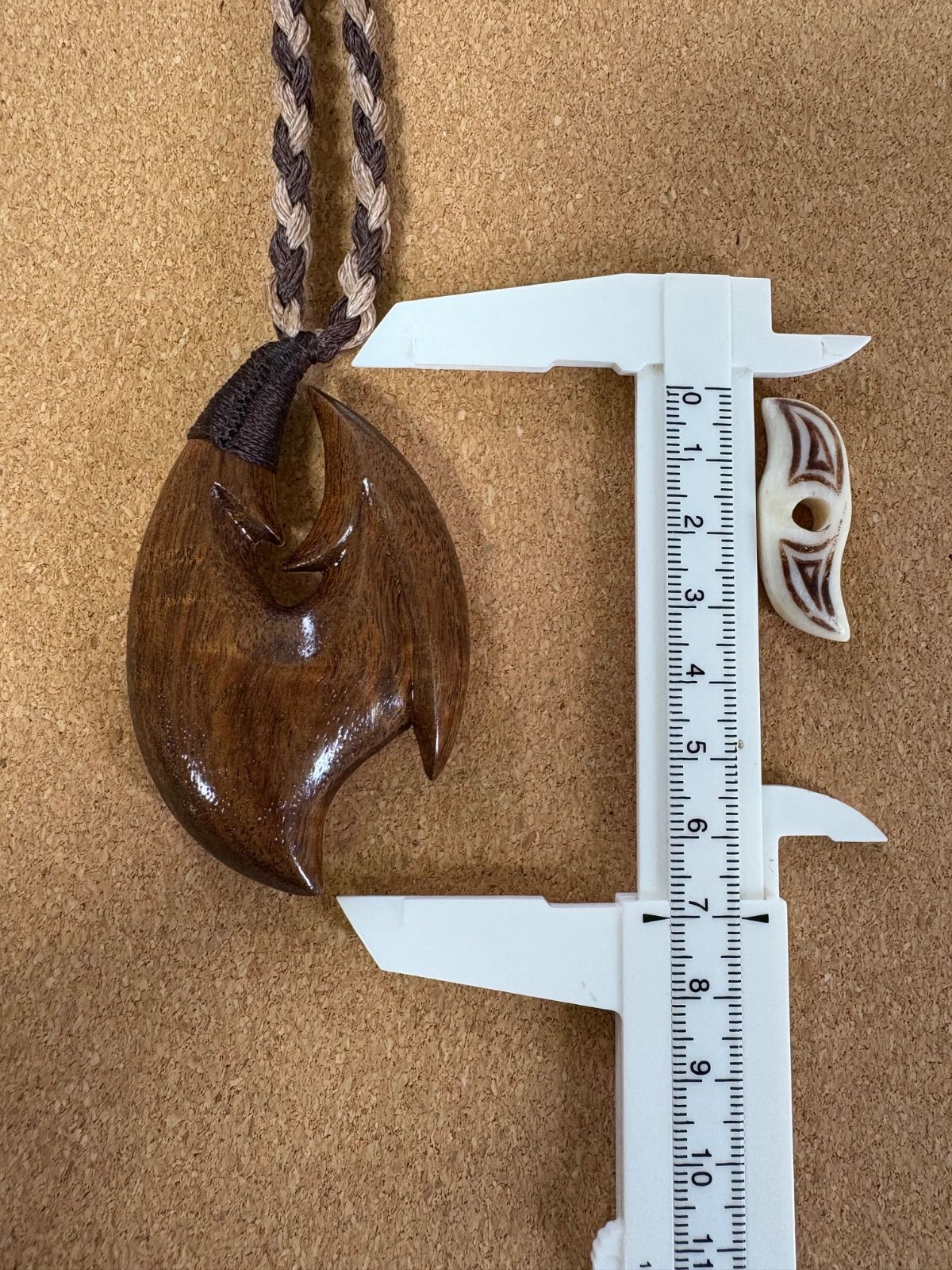 ボーンカービングネックレス(hksw11)ハワイアンコア×マッコウ - メルカリ