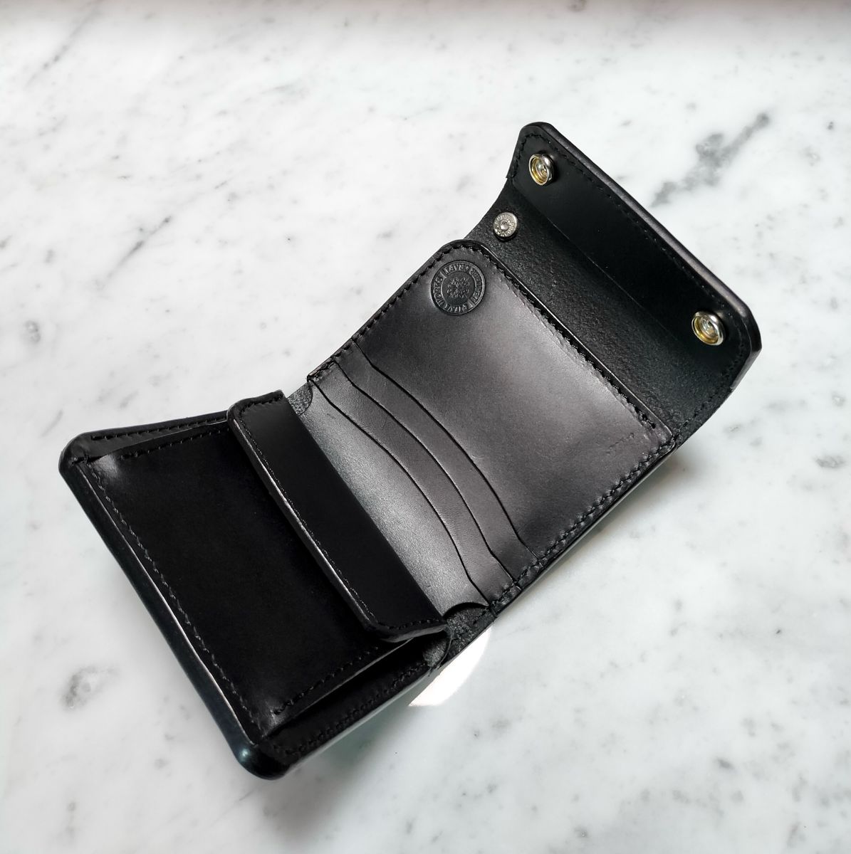 三つ折りトラッカーウォレット イタリアレザー ブルガロ 黒 ドロップ