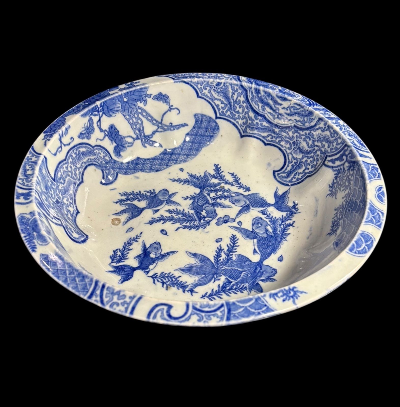 飾り皿　丸皿　魚草花染付　古伊万里　置物　インテリア　工芸品　美術品　A3077 飾り皿 丸皿 魚草花染付 古伊万里 置物 インテリア 工芸品 美術品