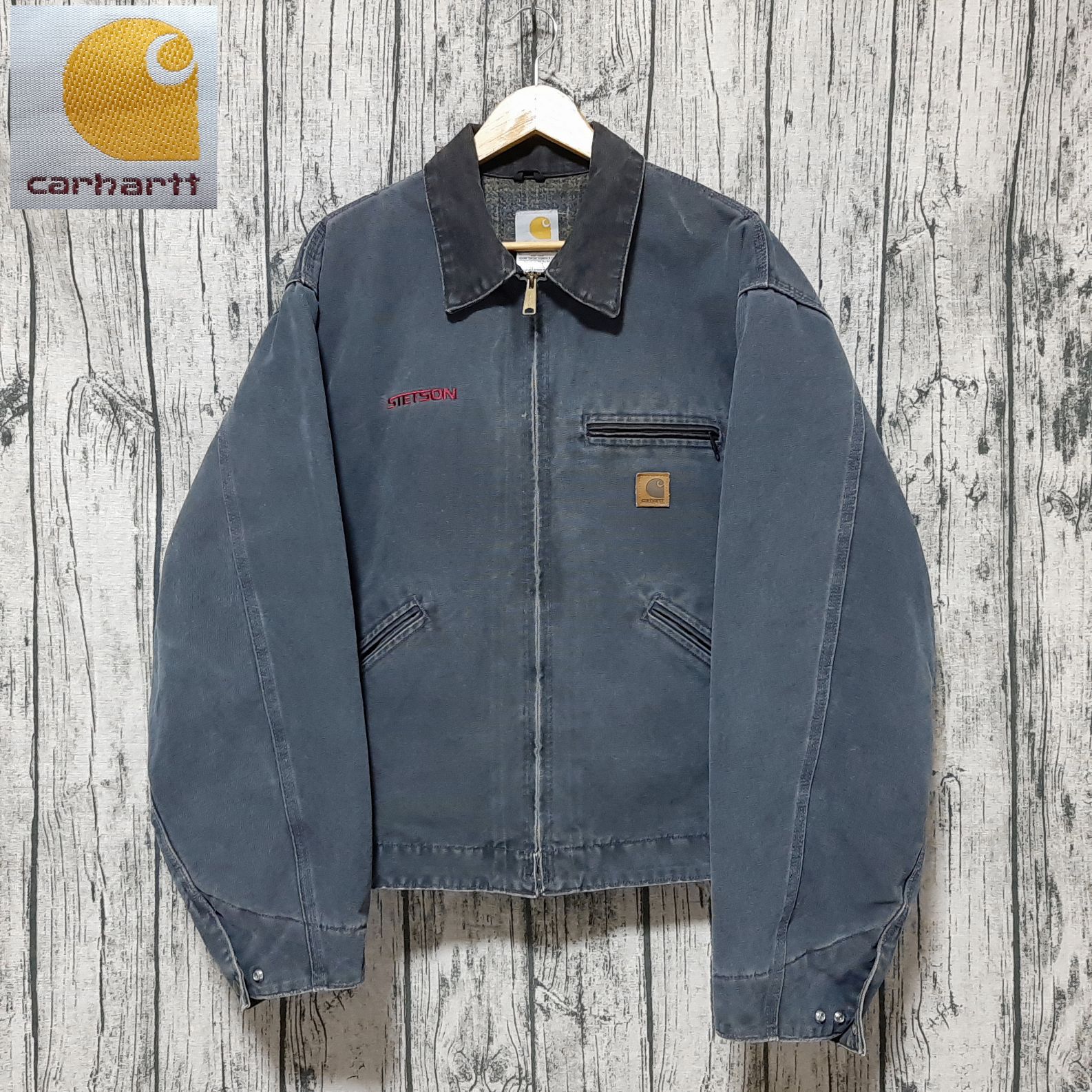Carhartt デトロイトジャケット レザーパッチ ぺトロール グレー 革ロゴ size 2XL】USA製 Carhartt デトロイトジャケット レザーパッチ ぺ