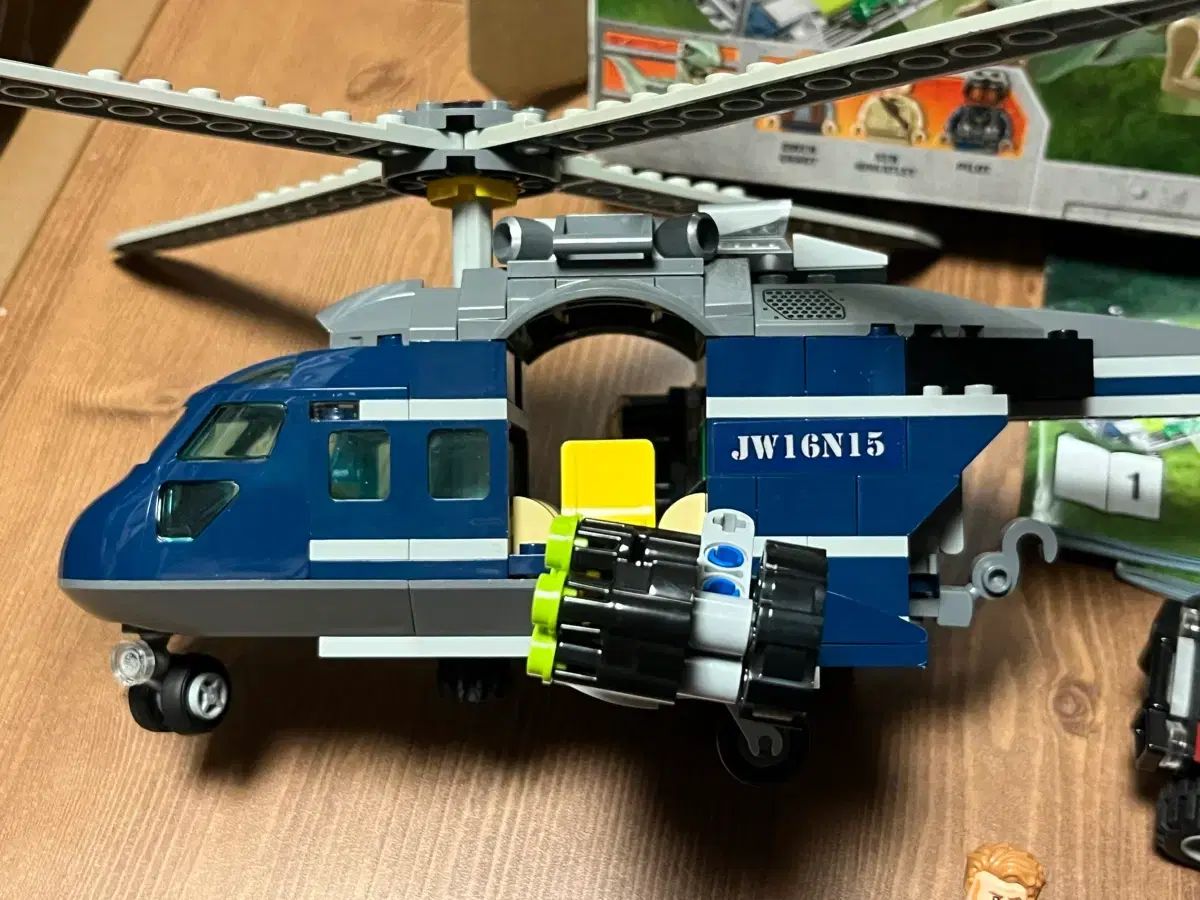 LEGO ジュラシック・ワールド ブルーのヘリコプター・チェイス 75928