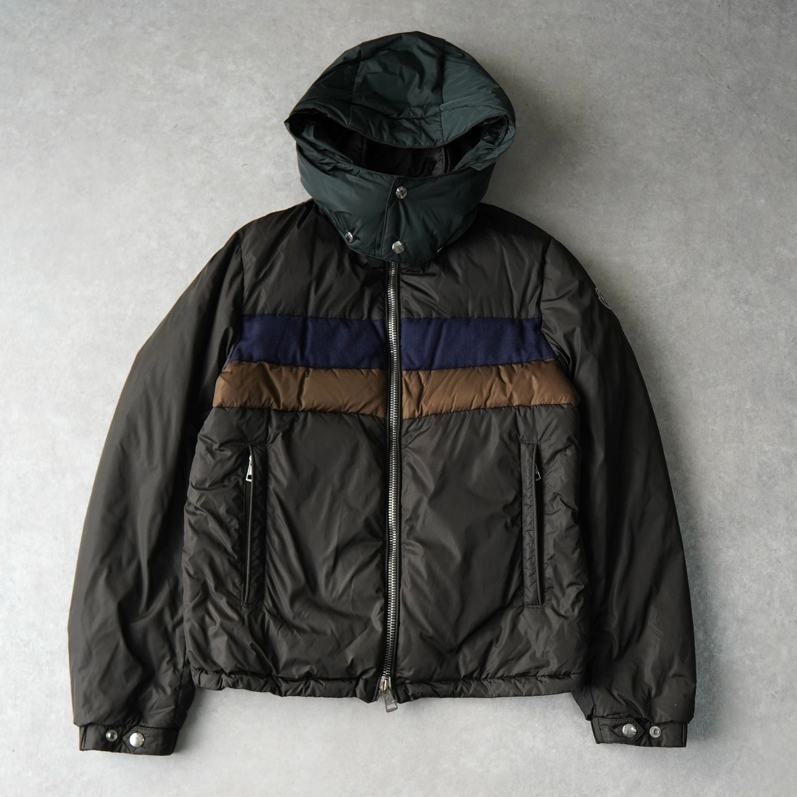 モンクレール ワッペン ボーダー ダウンジャケット カーキ - メルカリ