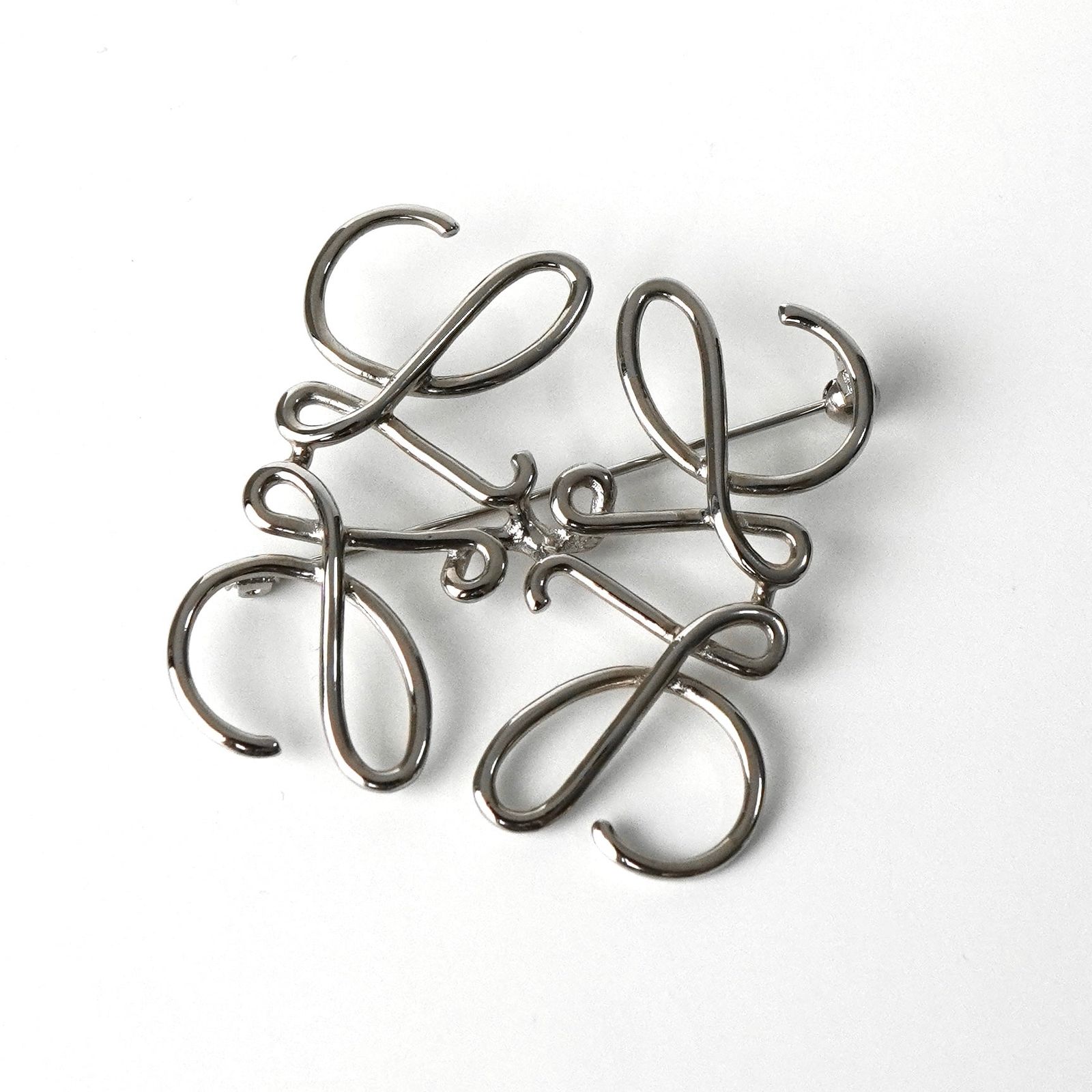 ロエベ アナグラム シルバー ブローチ - メルカリ