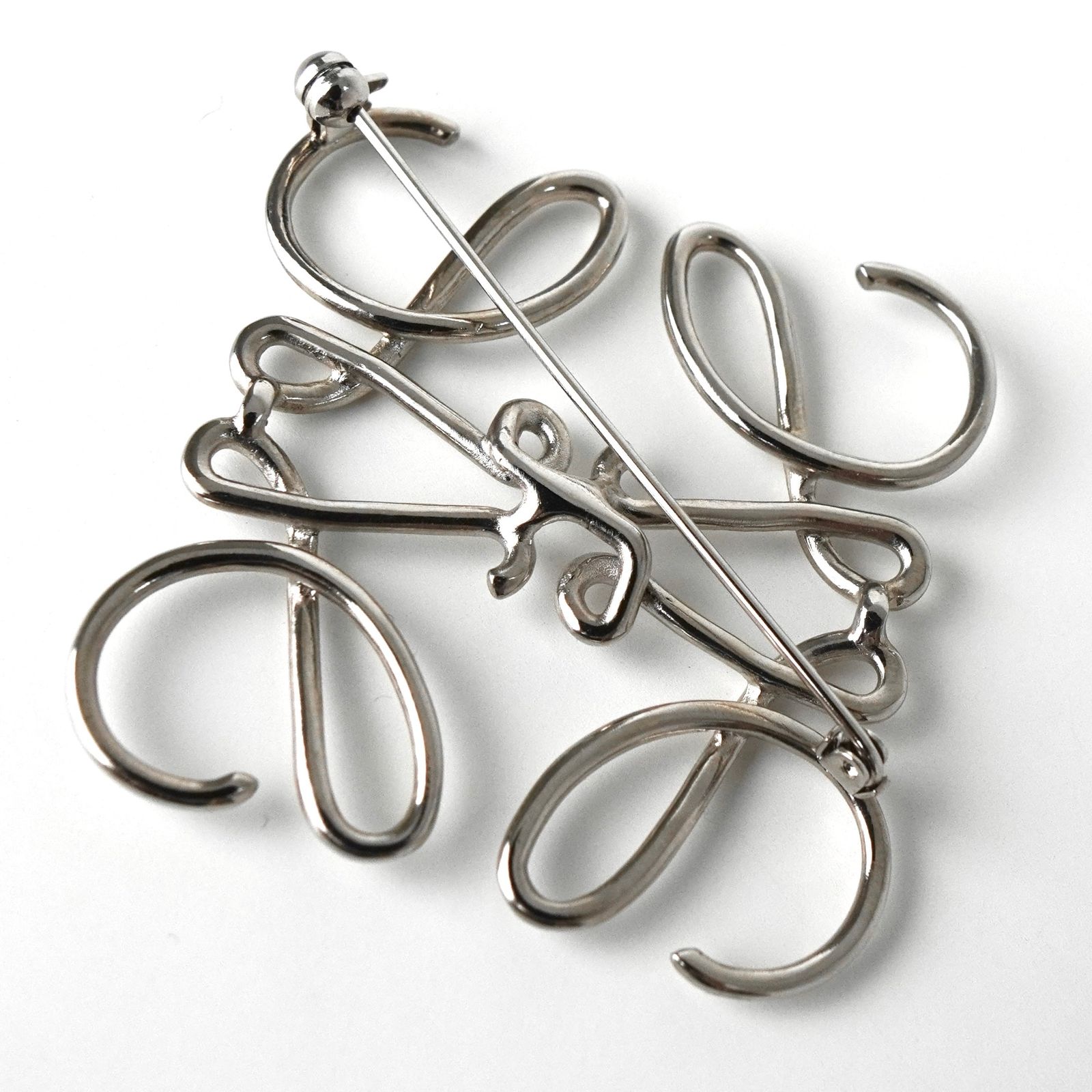 ロエベ アナグラム シルバー ブローチ - メルカリ