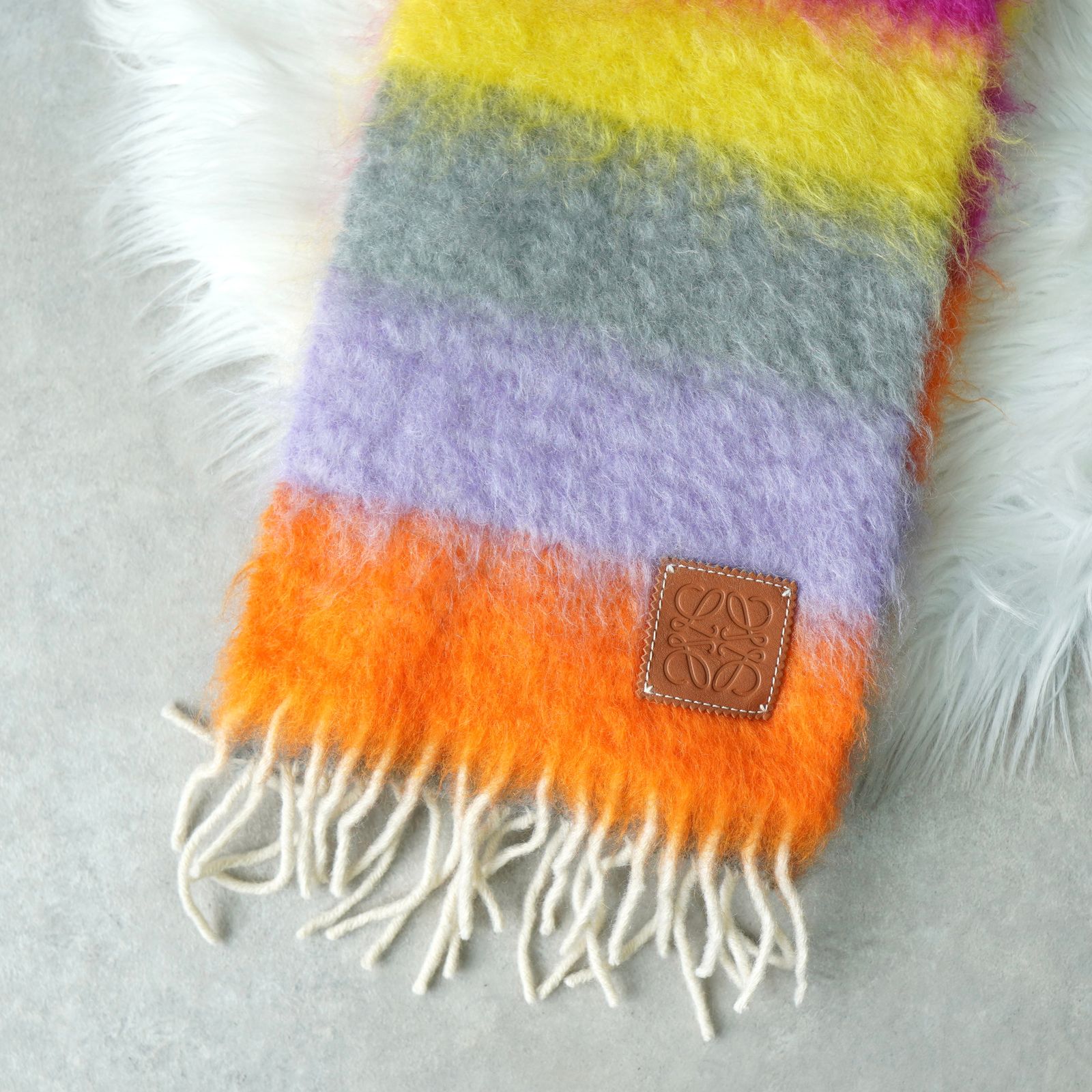 ロエベ アナグラム レザーパッチ モヘア マフラー マルチカラー - メルカリ