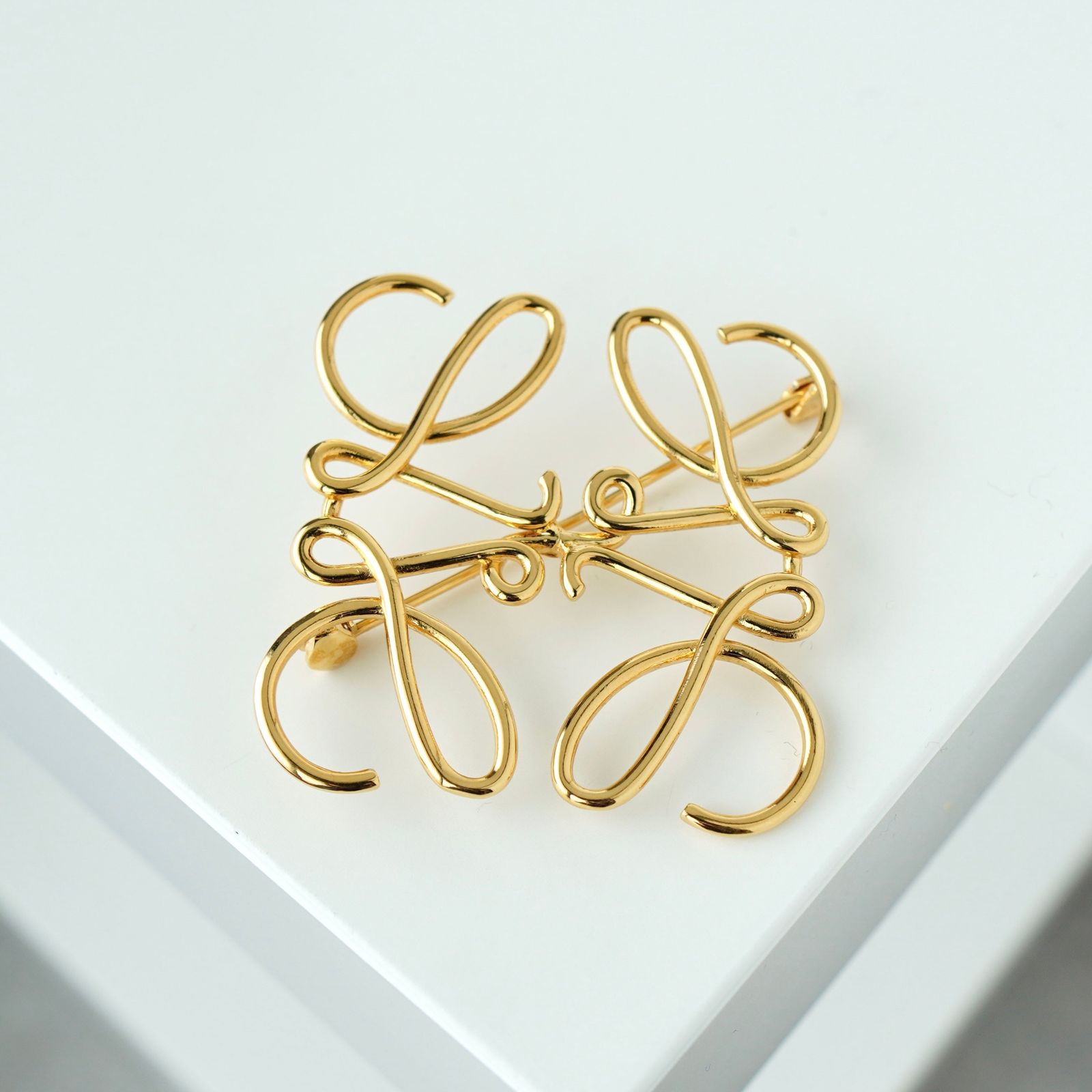 ロエベ アナグラム GP ゴールド ブローチ