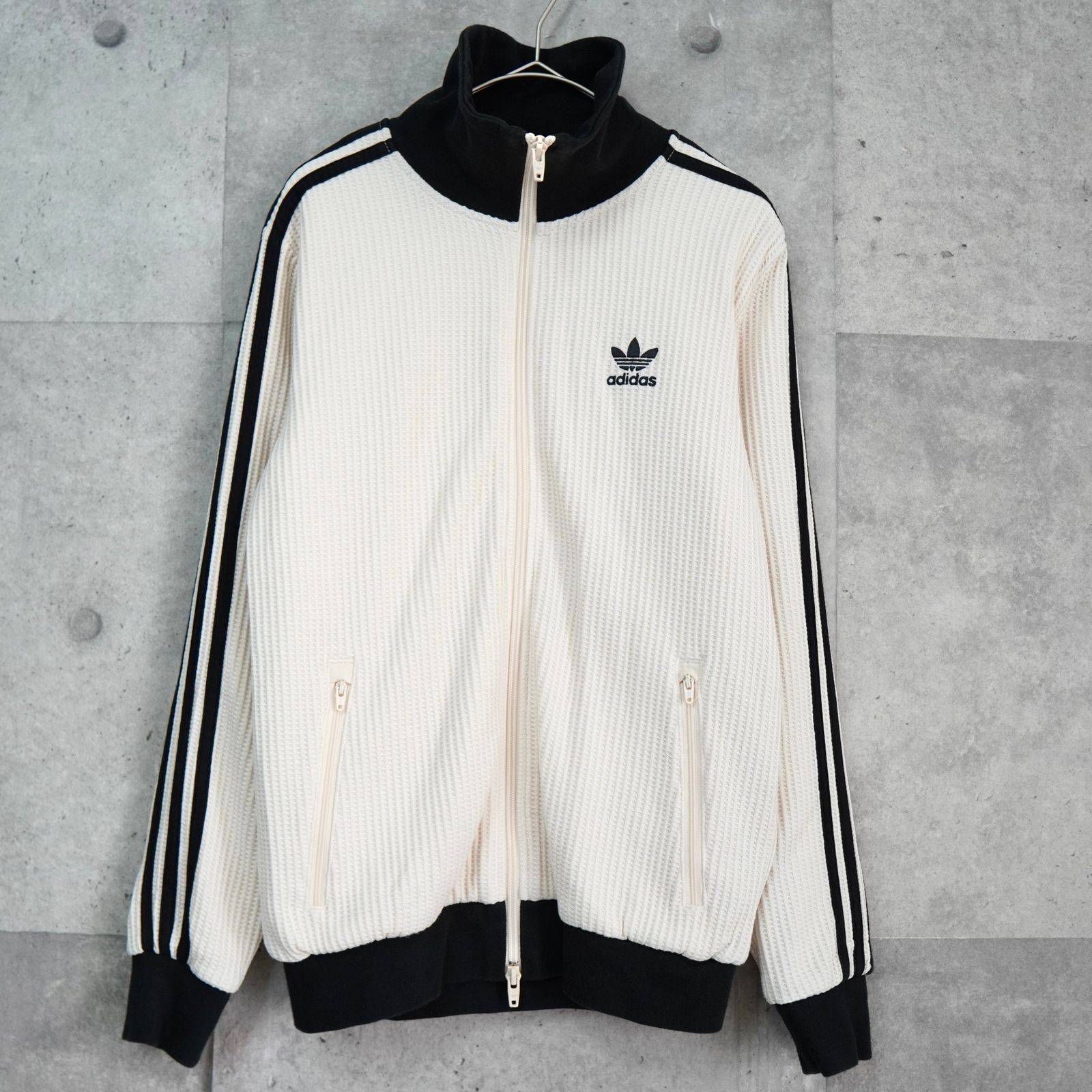 アディダス トレフォイルロゴ ワッフル トラックジャケット アイボリー | ブラック