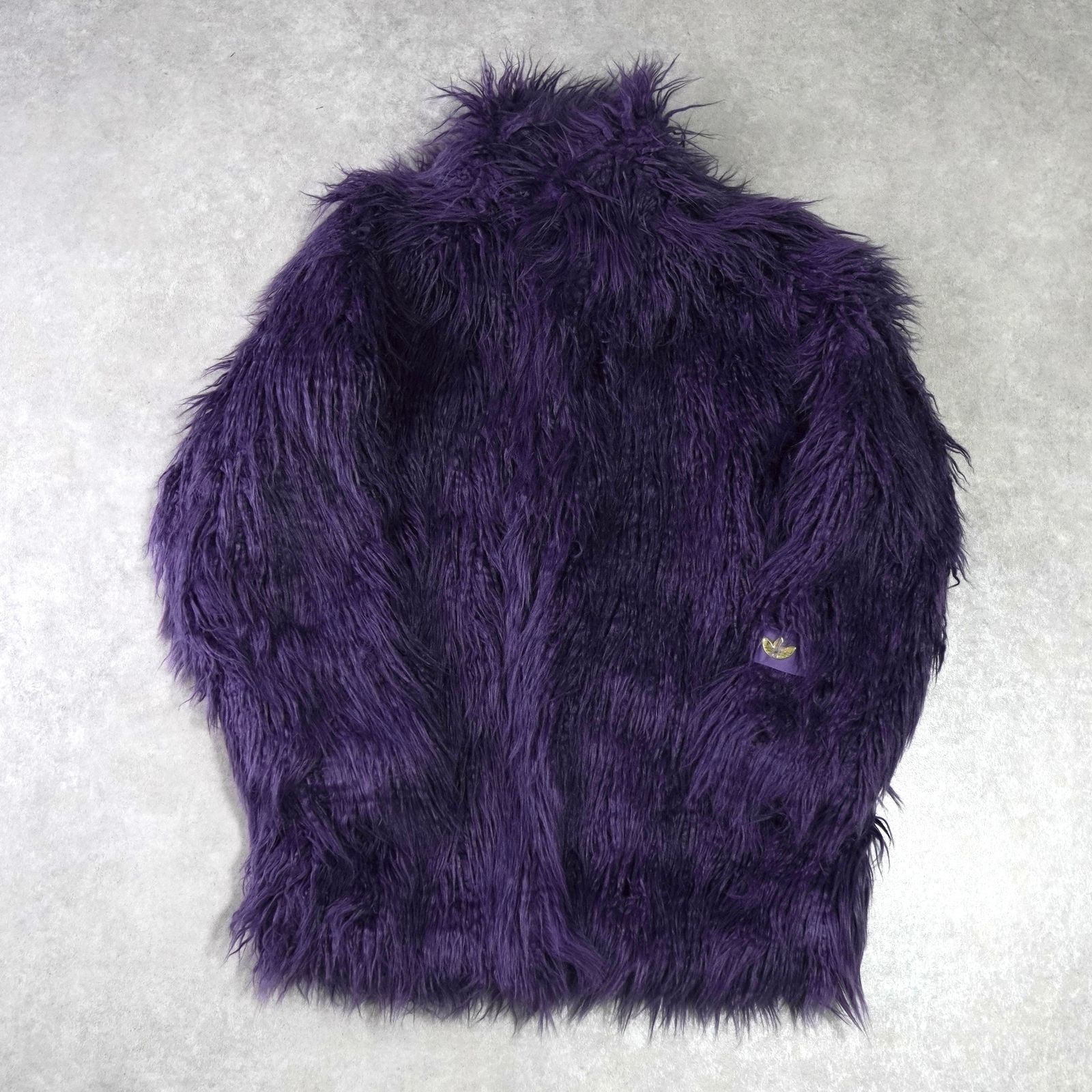 パカイス アディダス トレフォイルバッジ シャギー ファーコート パープル